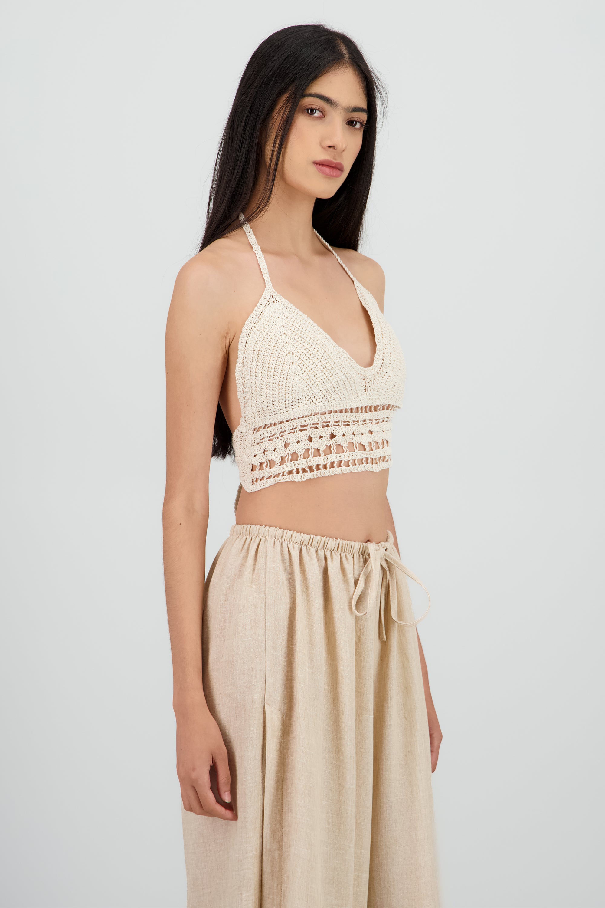 Top crochet con copas halter BEIGE
