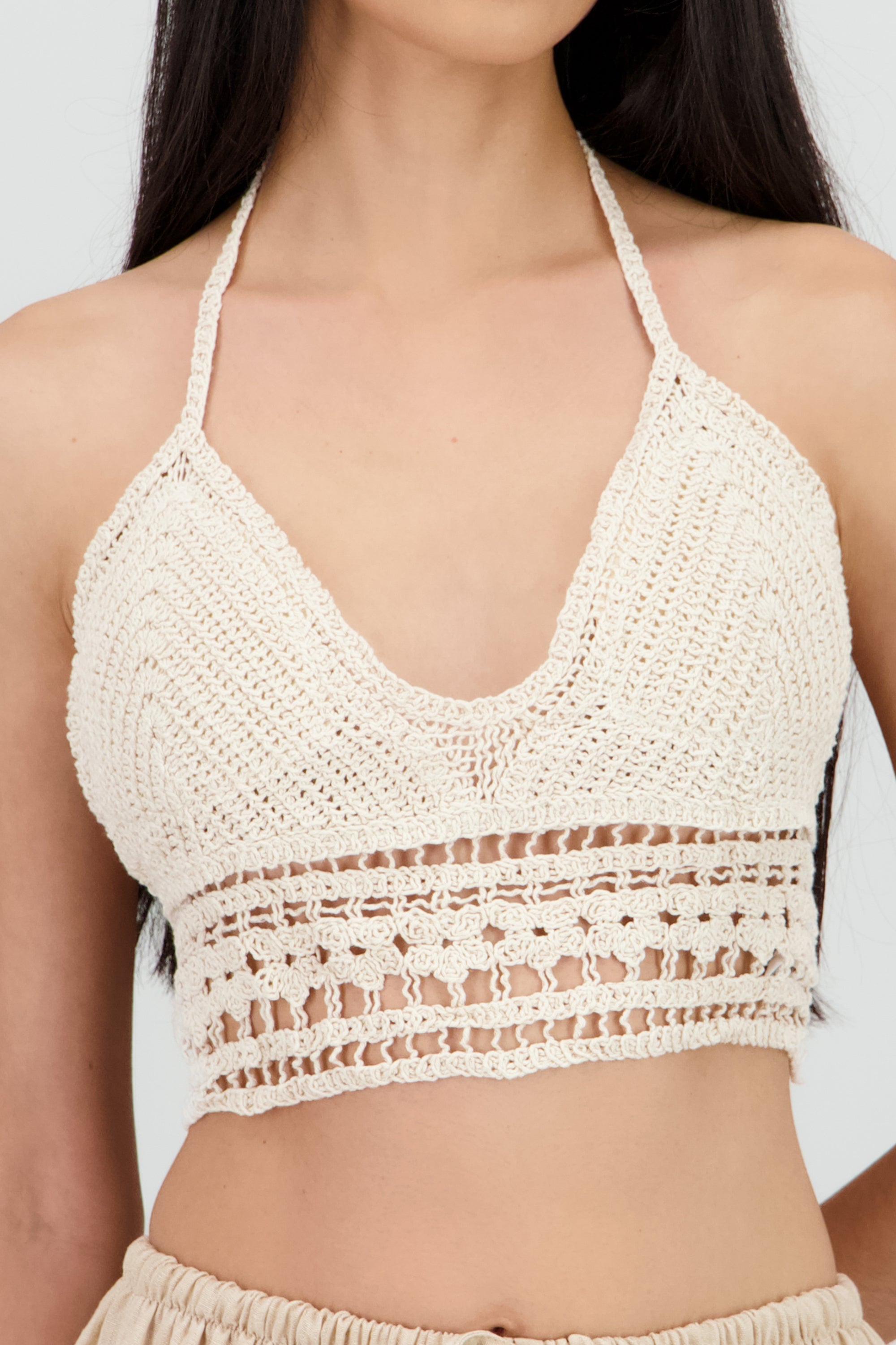 Top crochet con copas halter BEIGE