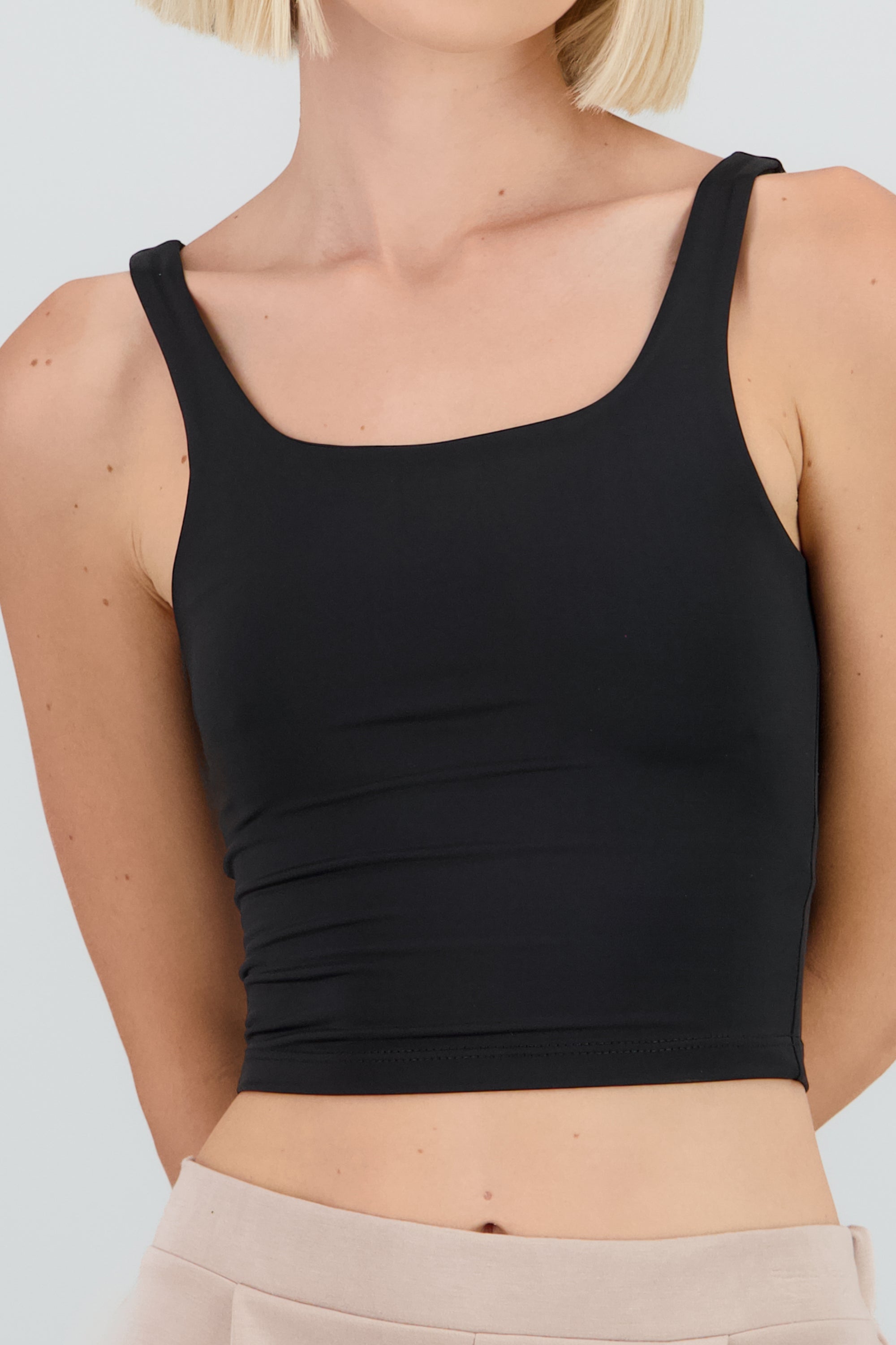 Top tirantes cuello redondo NEGRO