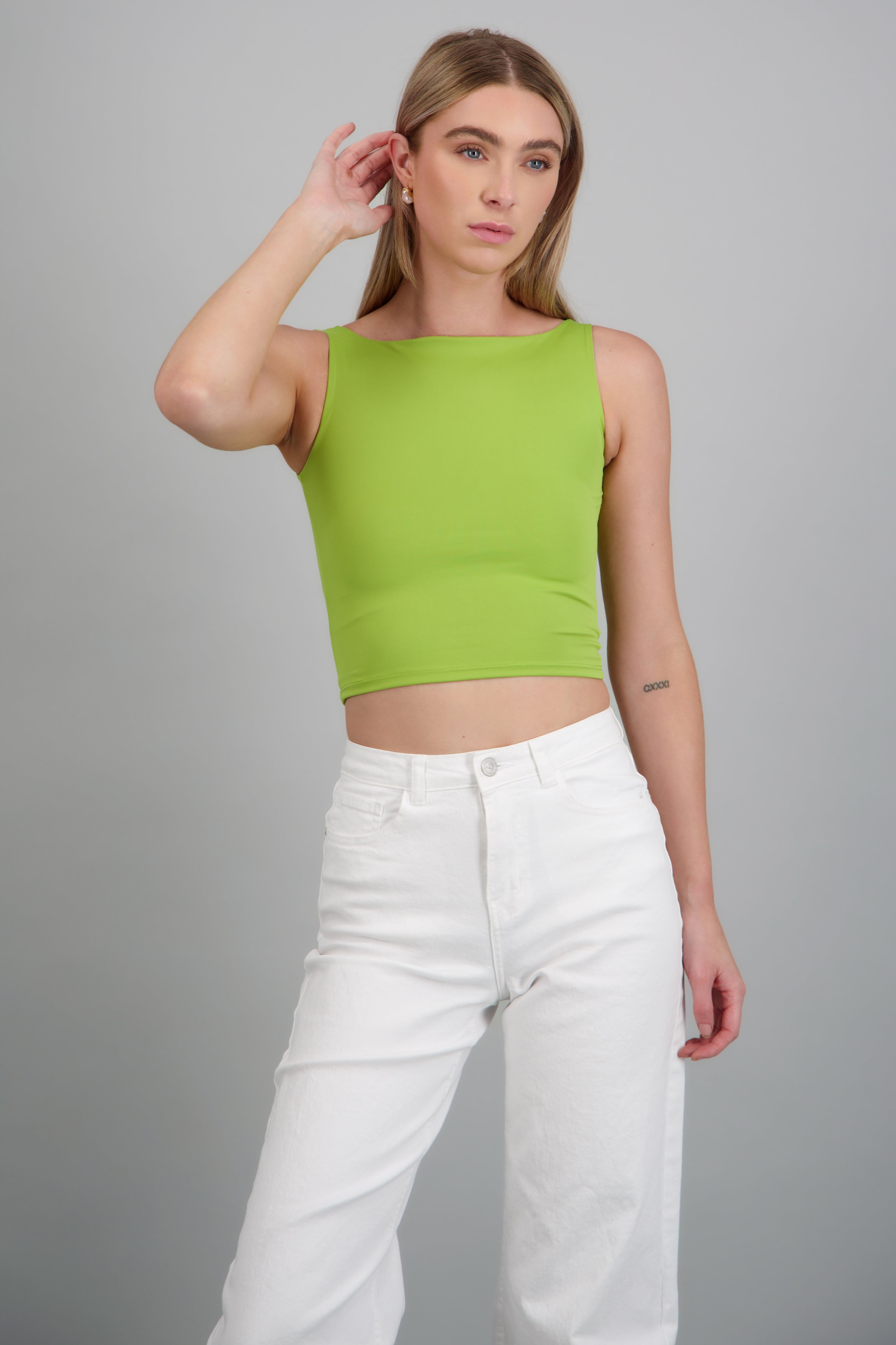 Top corto escote recto sin manga VERDE MANZANA