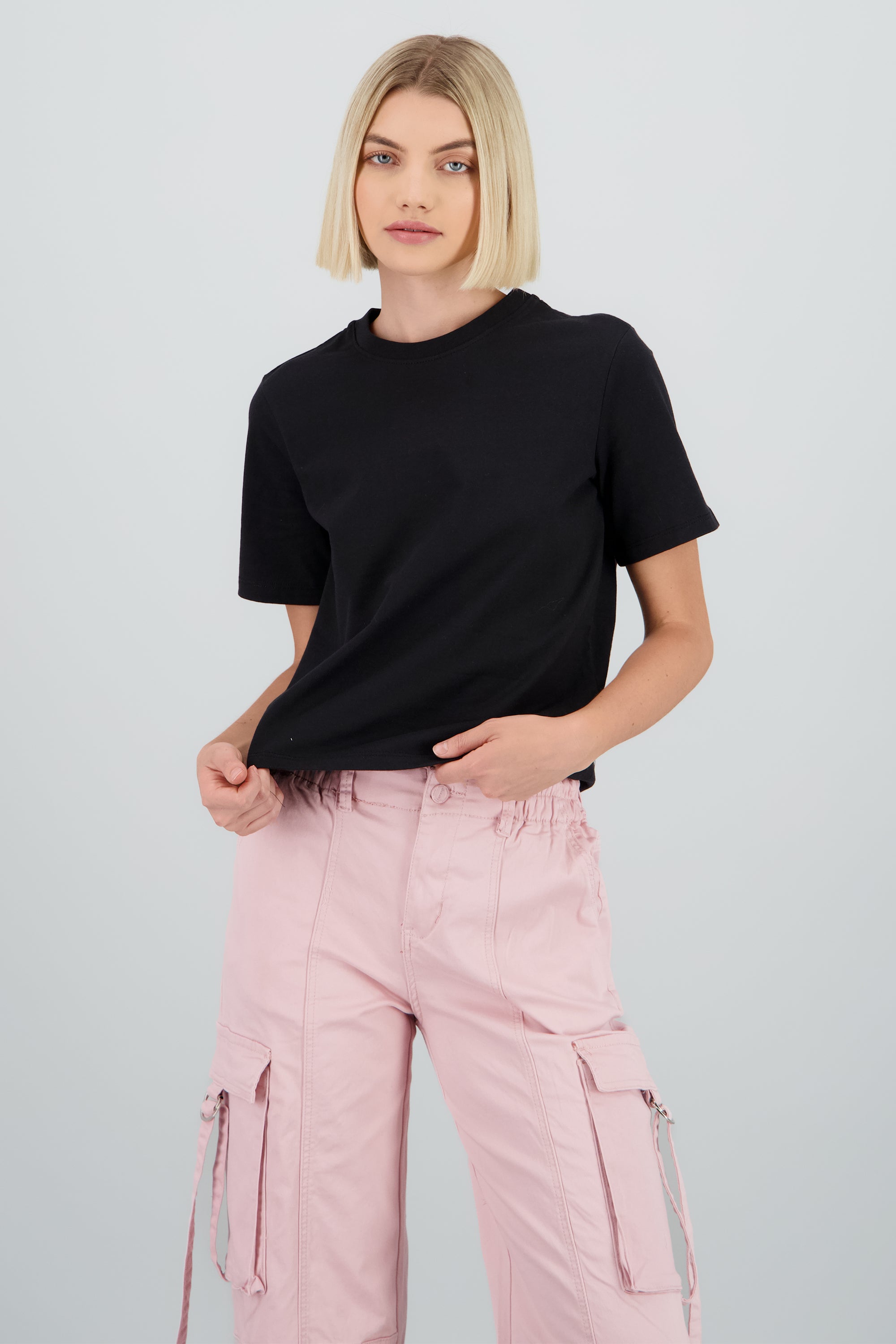 Playera manga corta cuello redondo lisa NEGRO