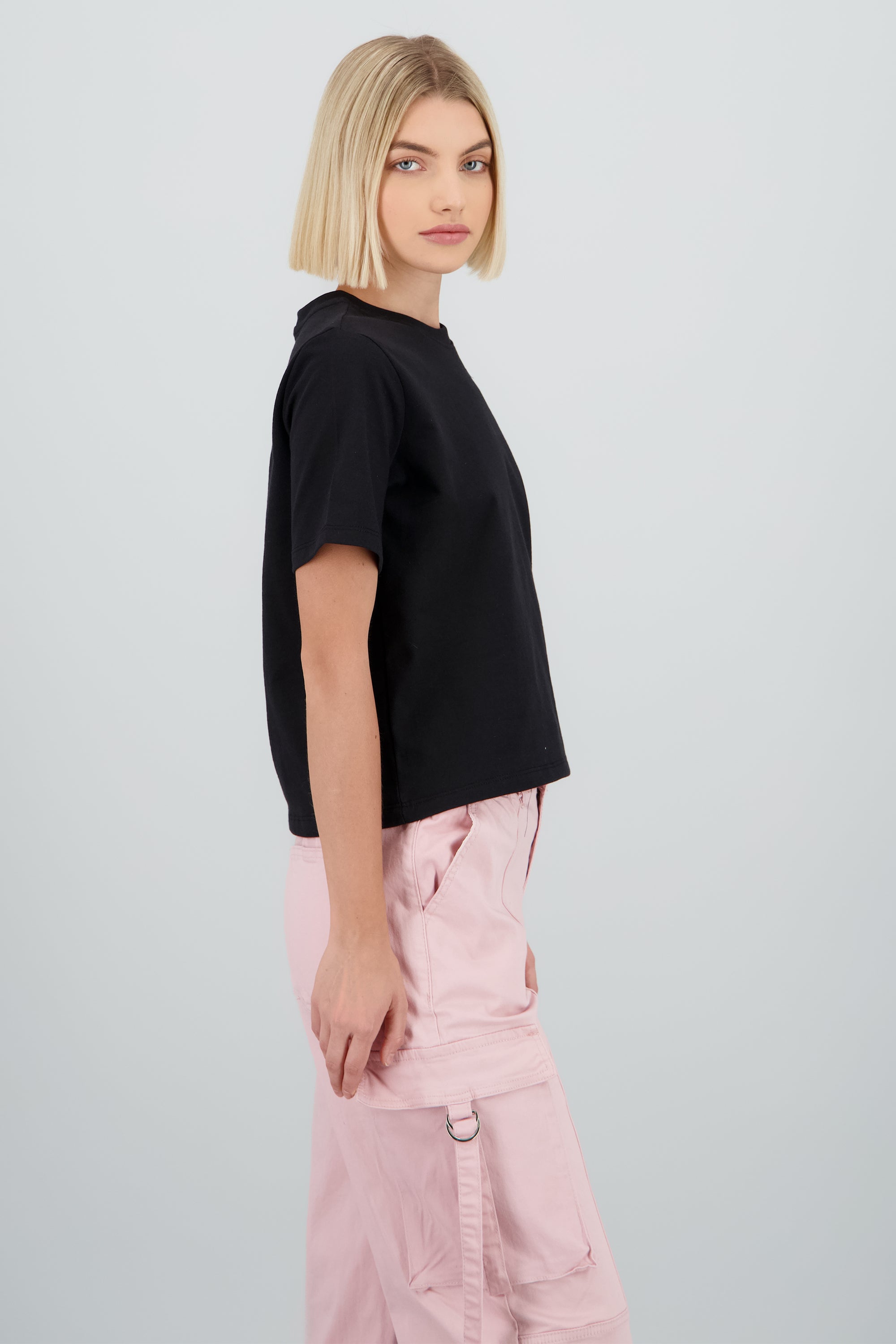 Playera manga corta cuello redondo lisa NEGRO