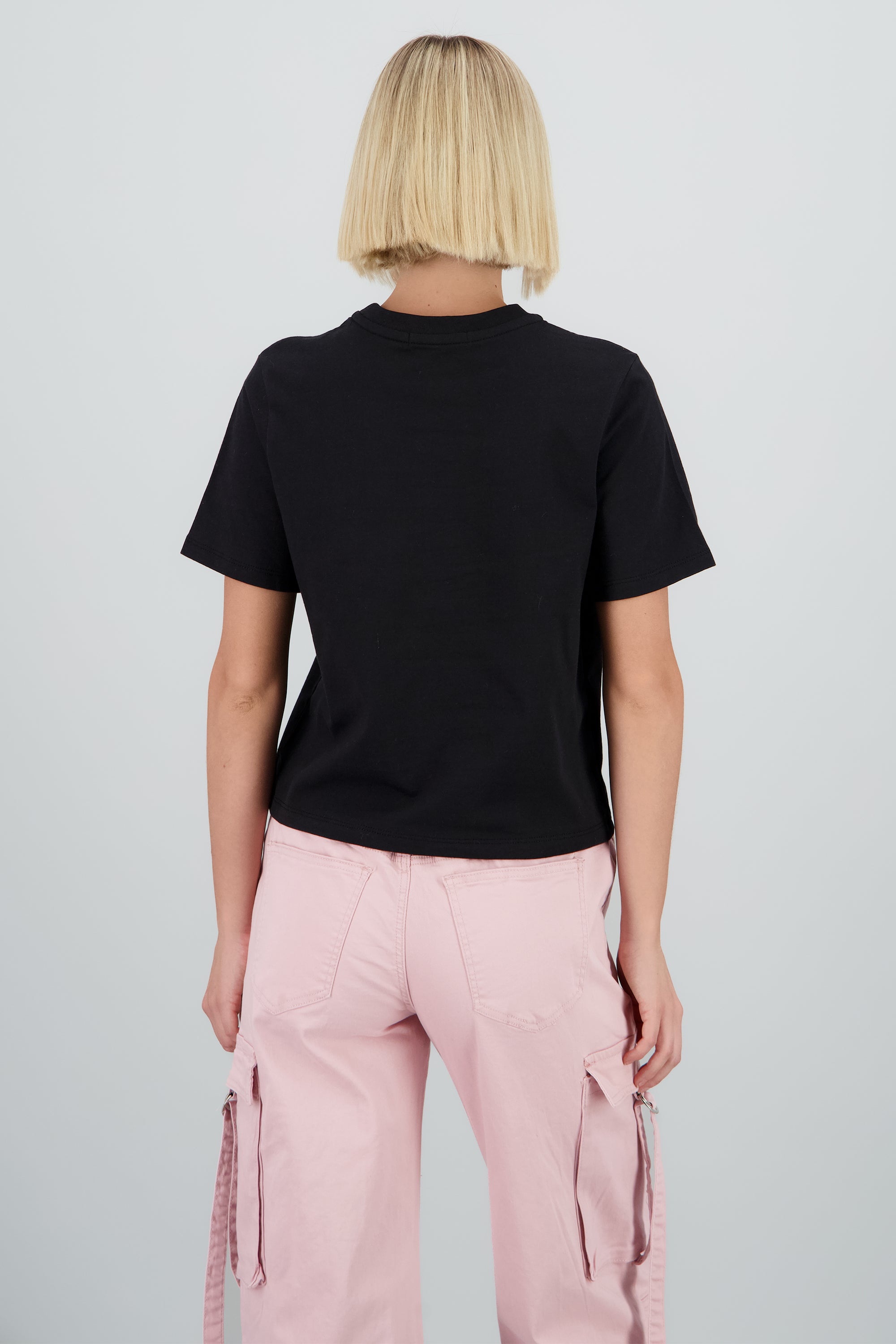 Playera manga corta cuello redondo lisa NEGRO