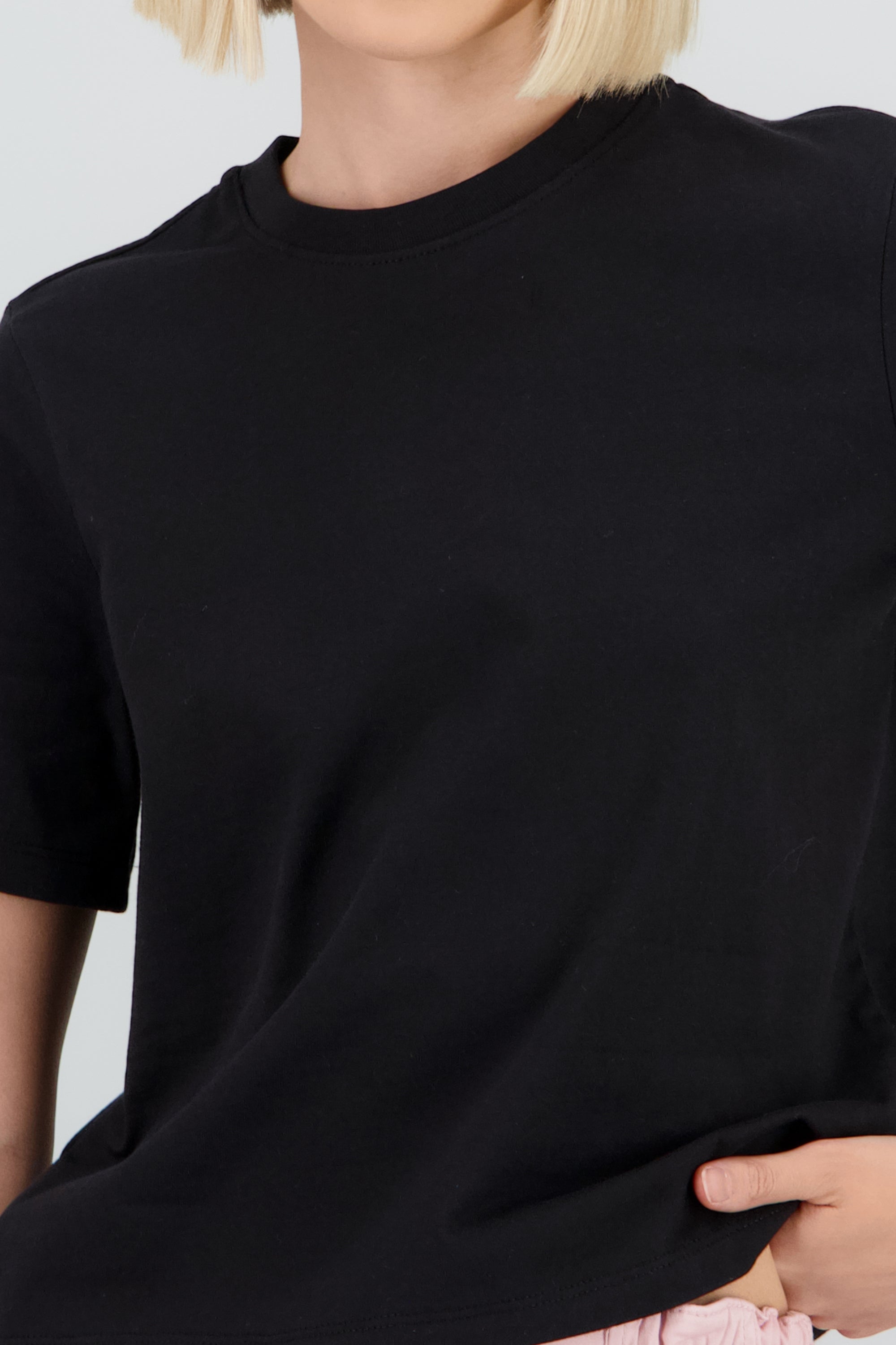Playera manga corta cuello redondo lisa NEGRO