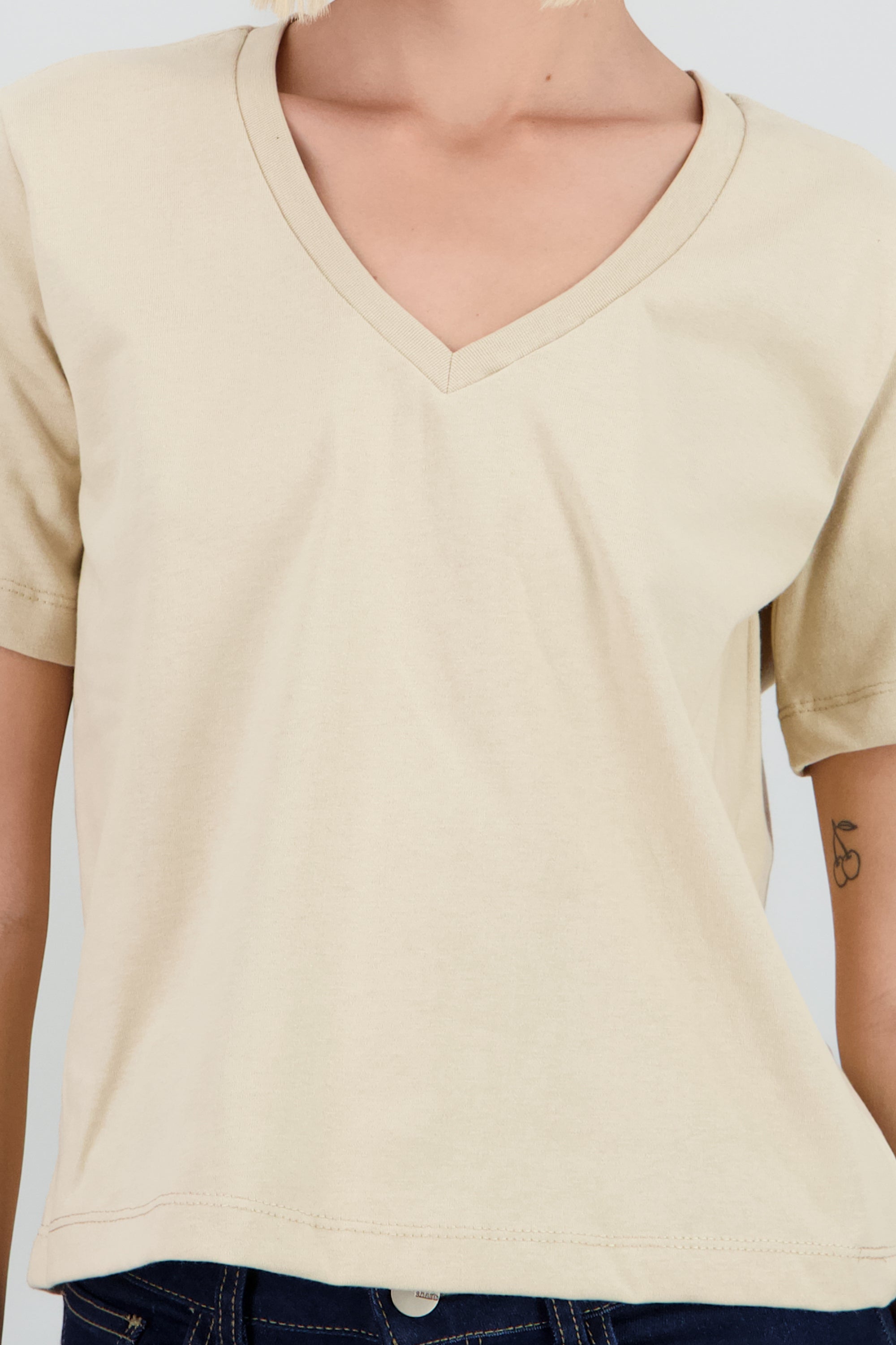 Playera cuello v manga corta lisa ARENA