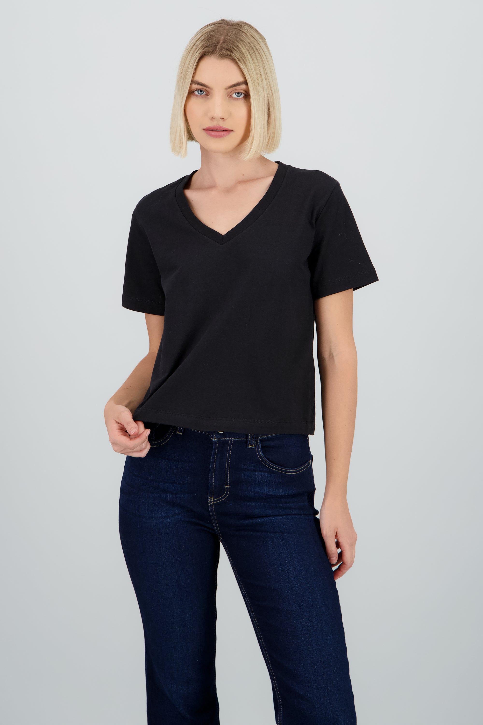 Playera cuello v manga corta lisa NEGRO