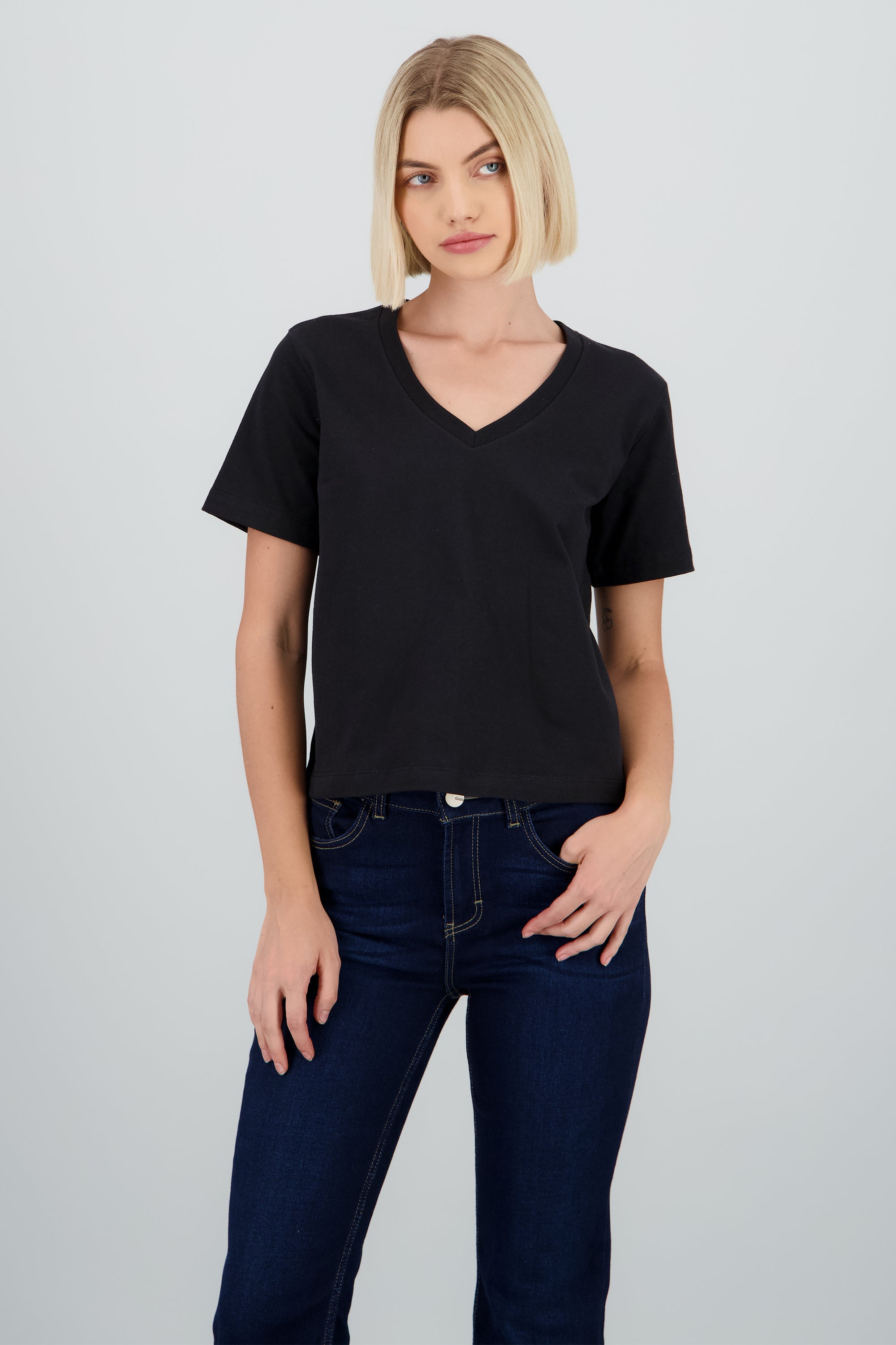 Playera cuello v manga corta lisa NEGRO