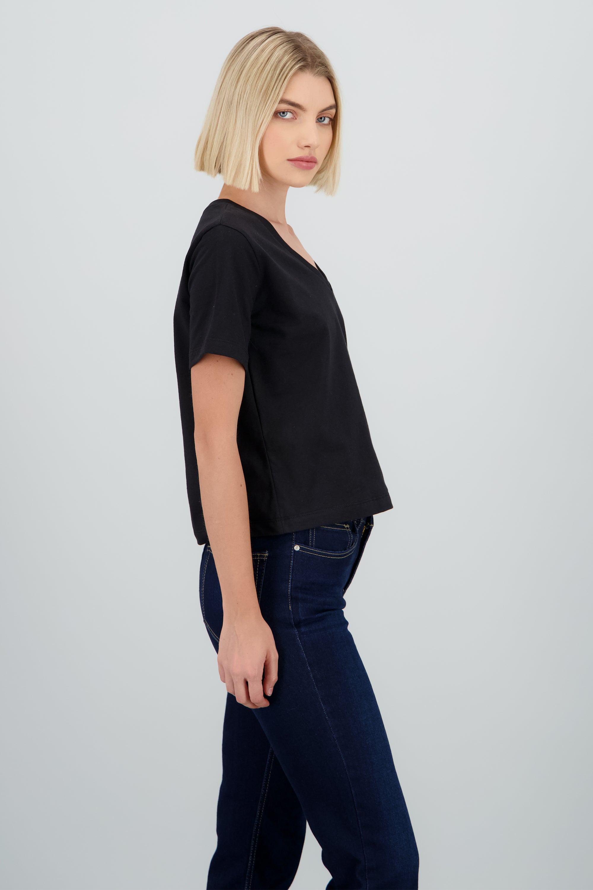 Playera cuello v manga corta lisa NEGRO