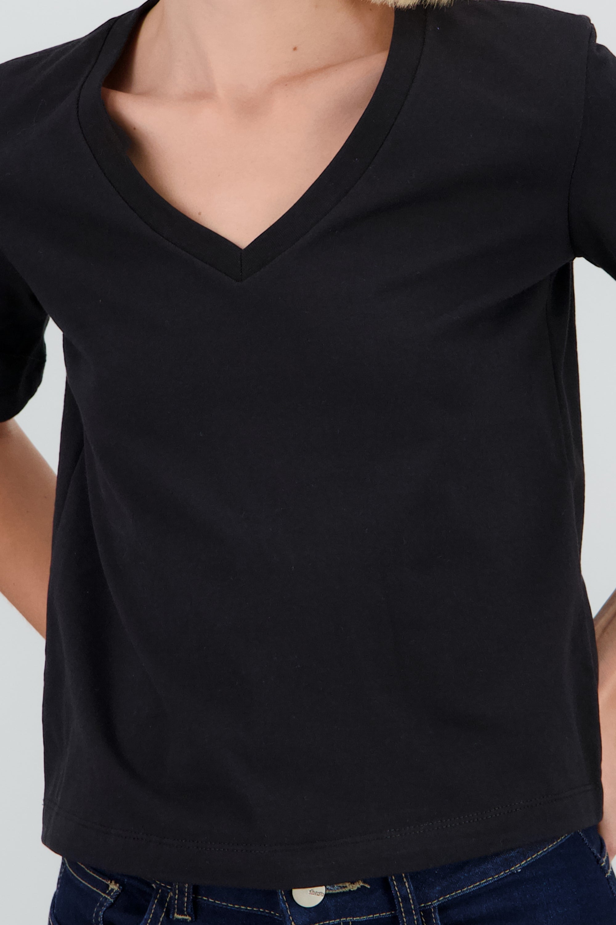 Playera cuello v manga corta lisa NEGRO