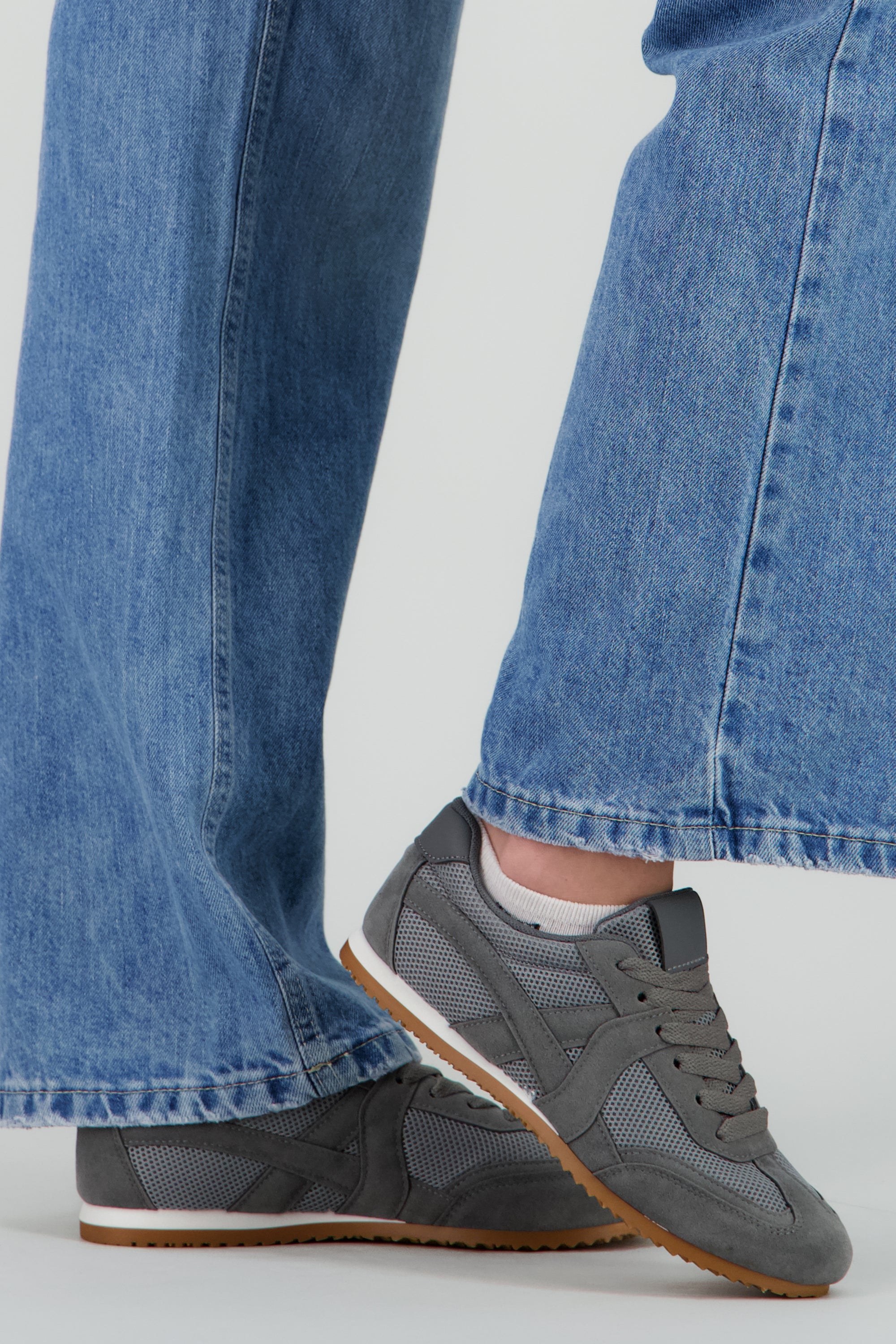 Tenis estilo retro contrastes GRIS