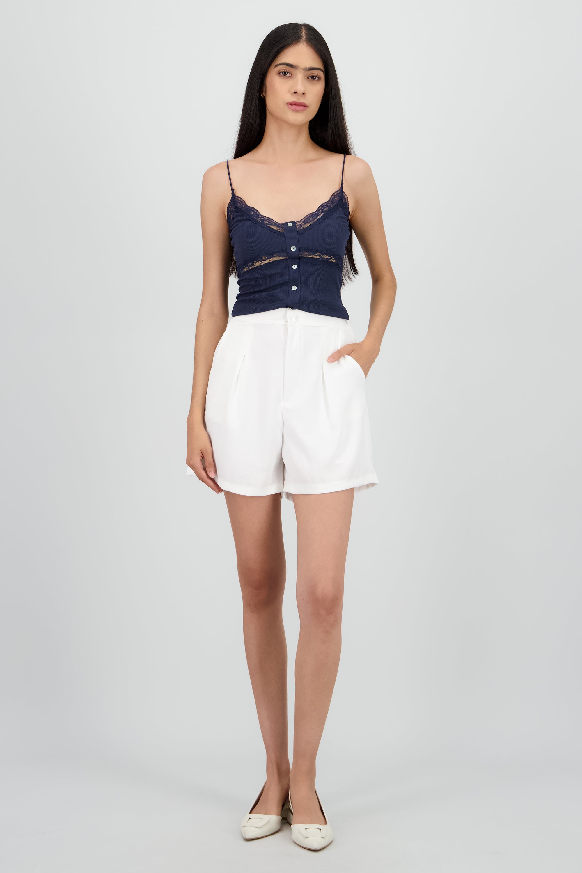 Short amplio detalle pinzas BLANCO