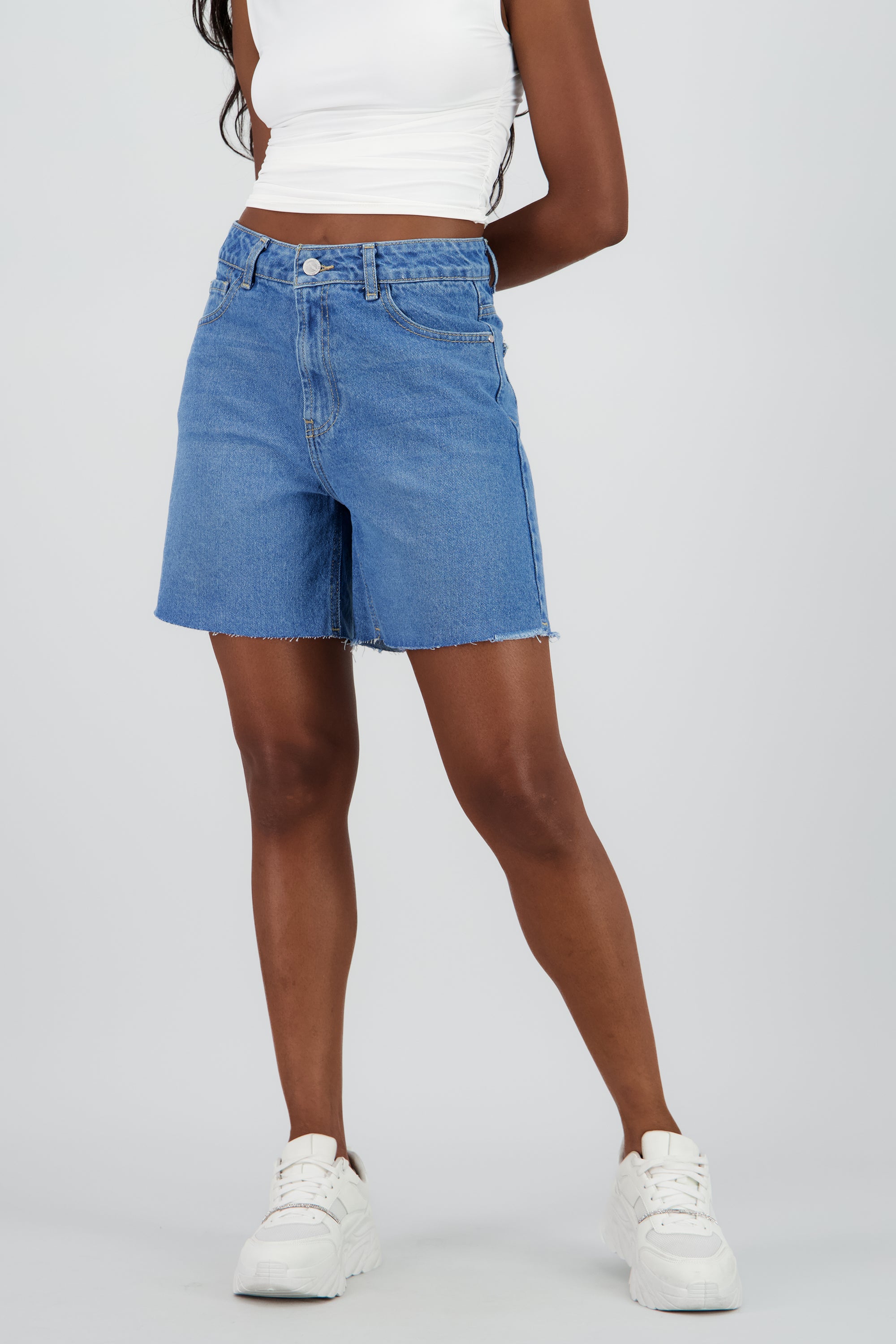 Short cintura alta al corte MEDIUM WASH
