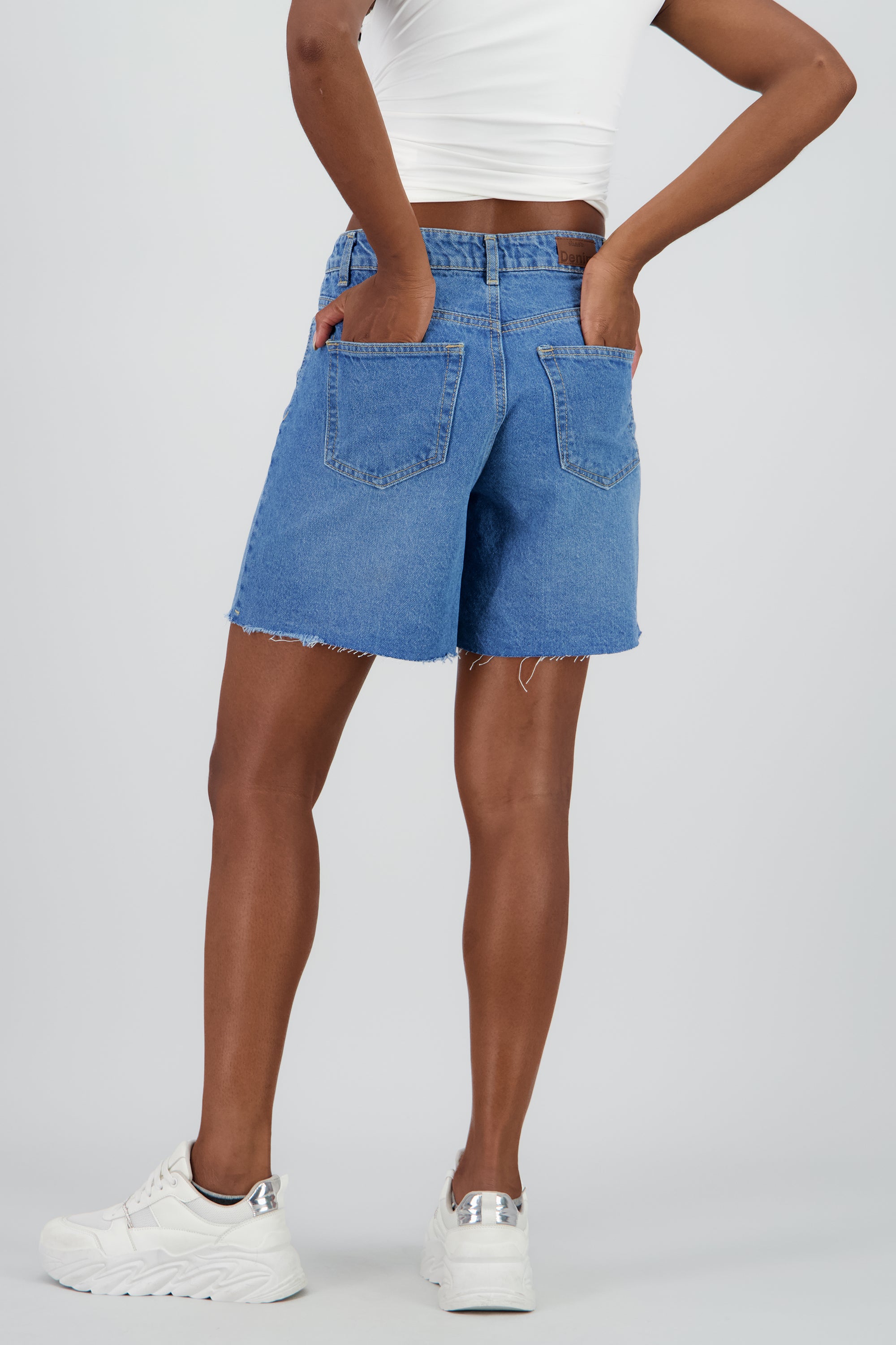 Short cintura alta al corte MEDIUM WASH