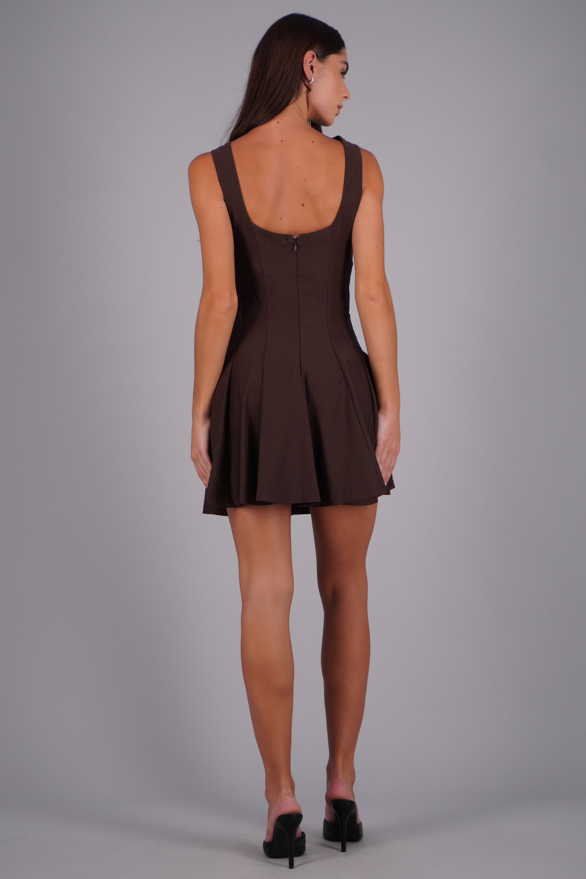 Vestido mini escote recto cortes CHOCOLATE