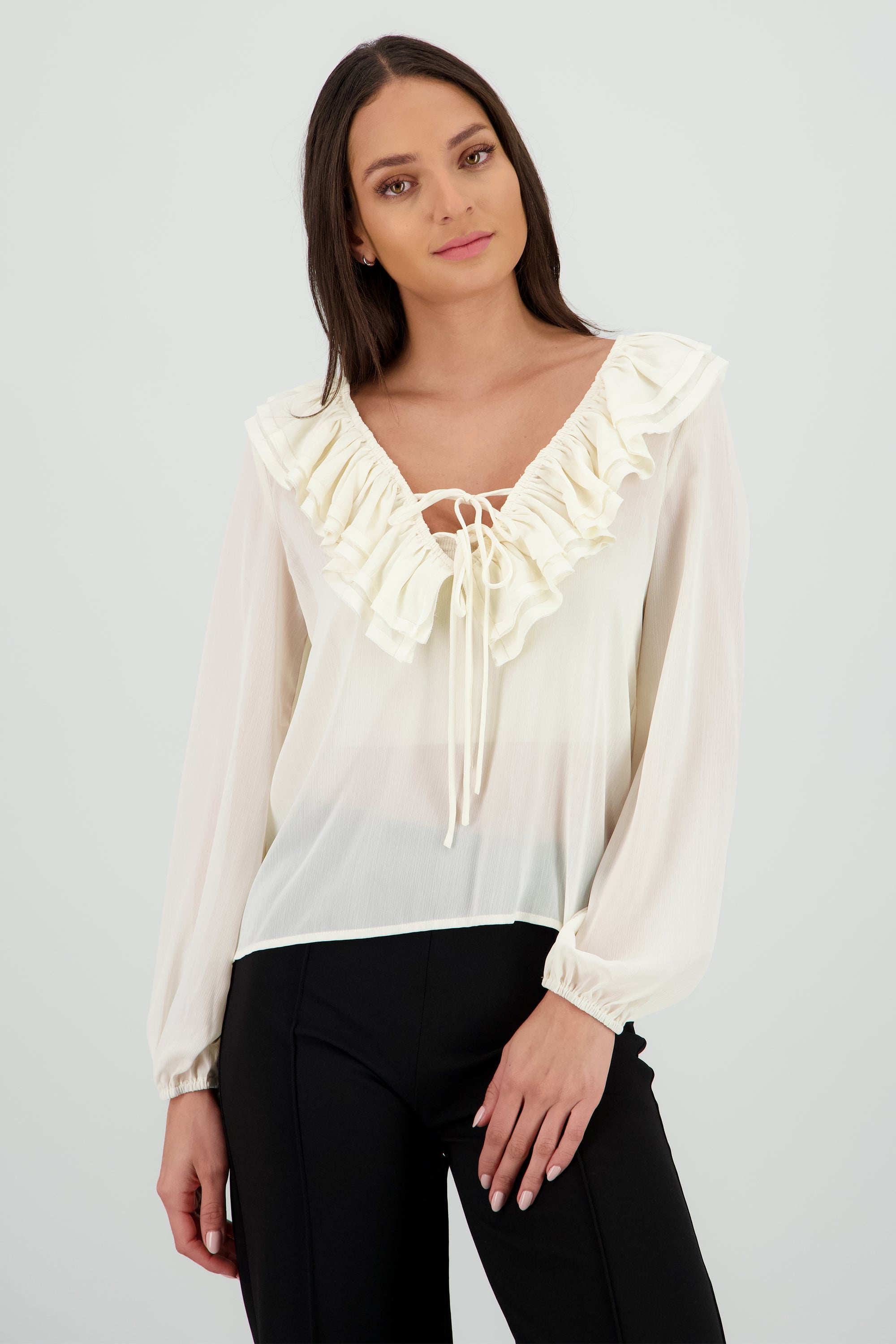 Blusa con escote olanes manga larga CREMA