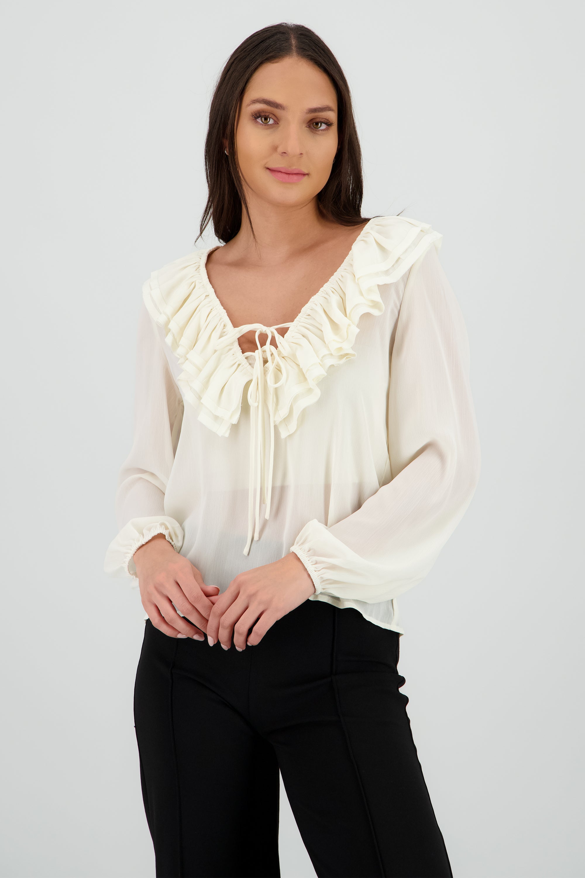 Blusa con escote olanes manga larga CREMA