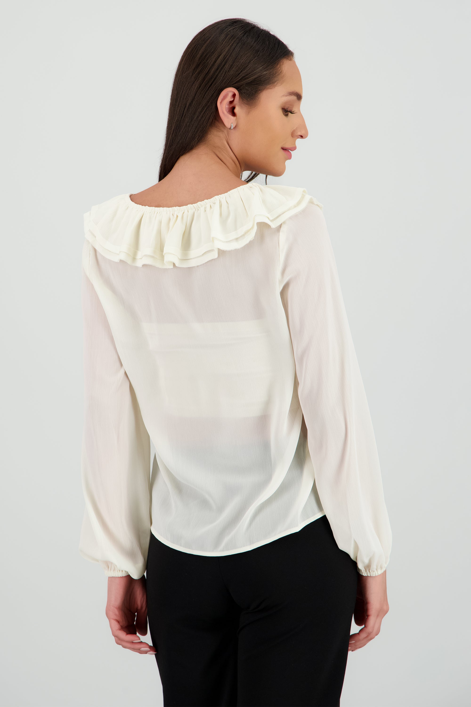 Blusa con escote olanes manga larga CREMA