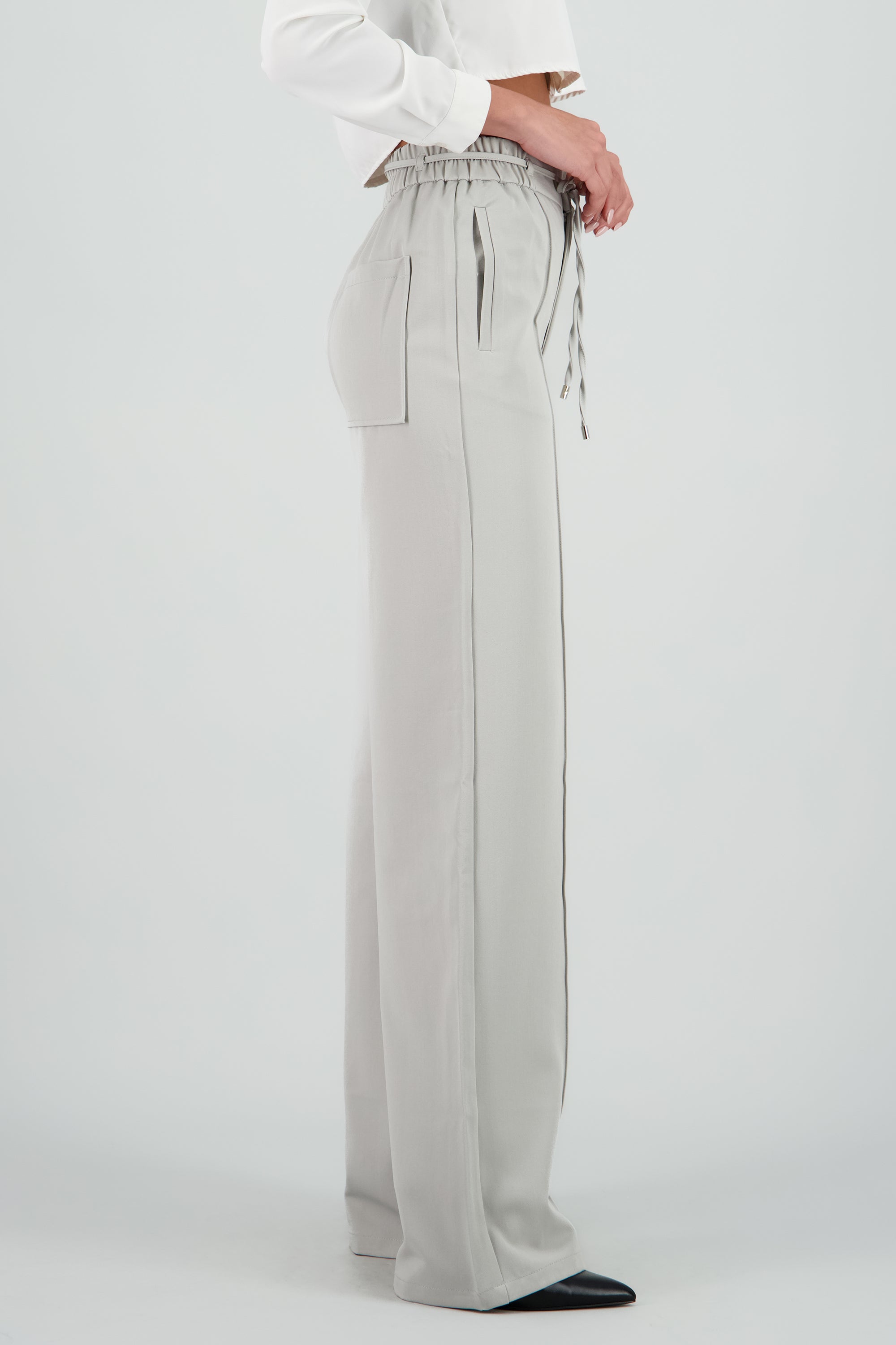 Pantalón ancho pinzas detalle jareta GRIS
