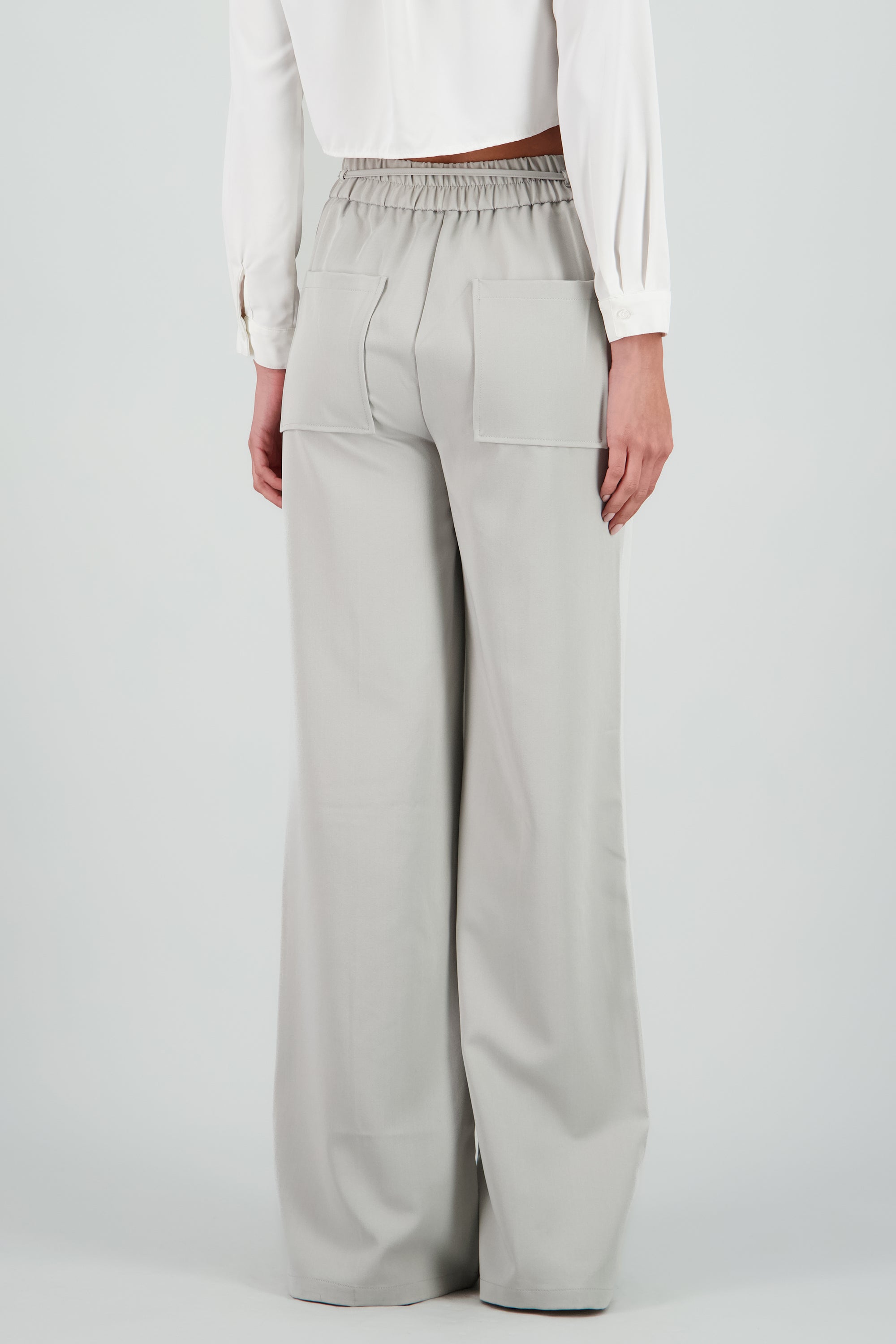 Pantalón ancho pinzas detalle jareta GRIS