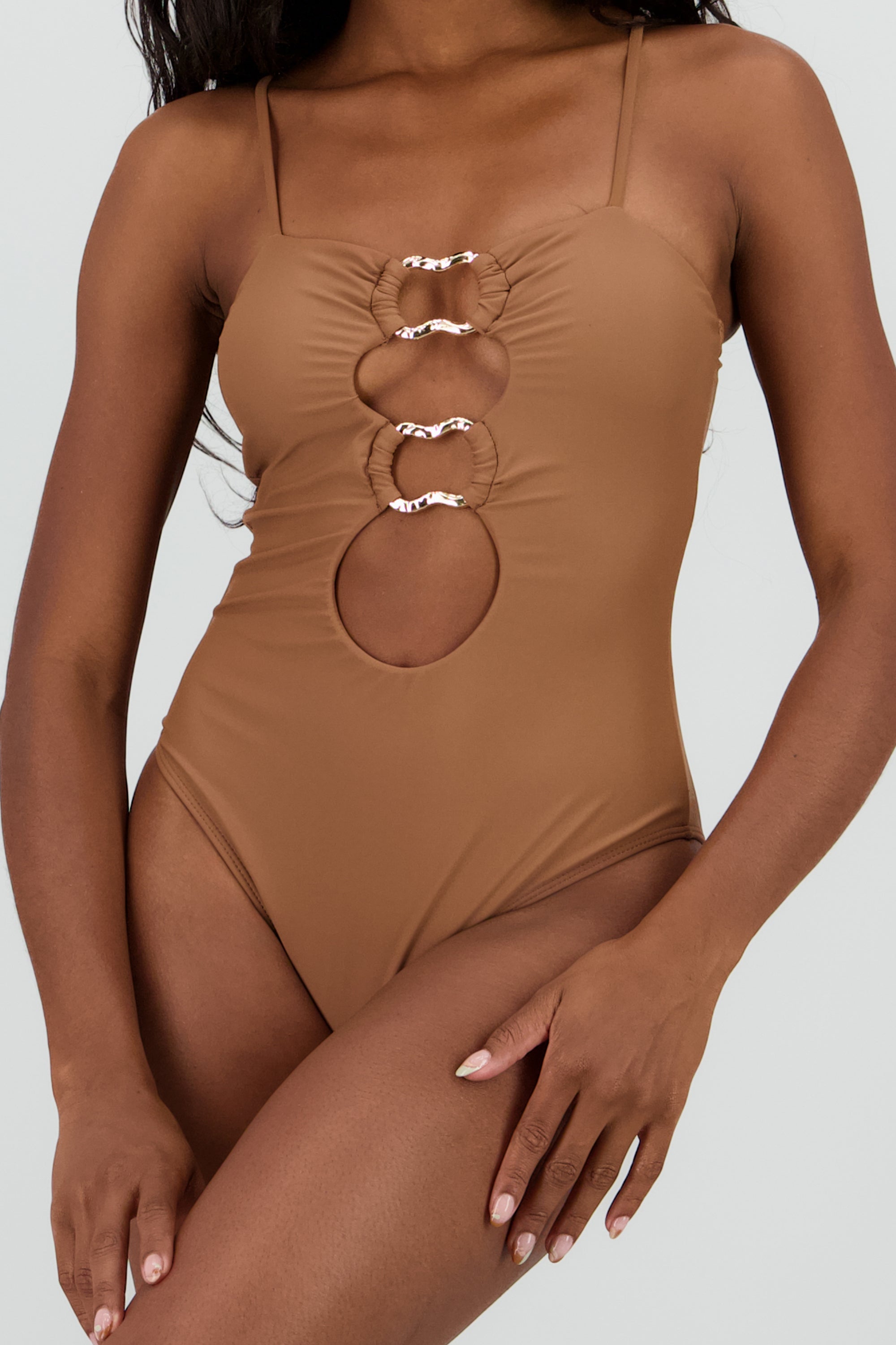 Traje de baño detalle aros irregulares CHOCOLATE