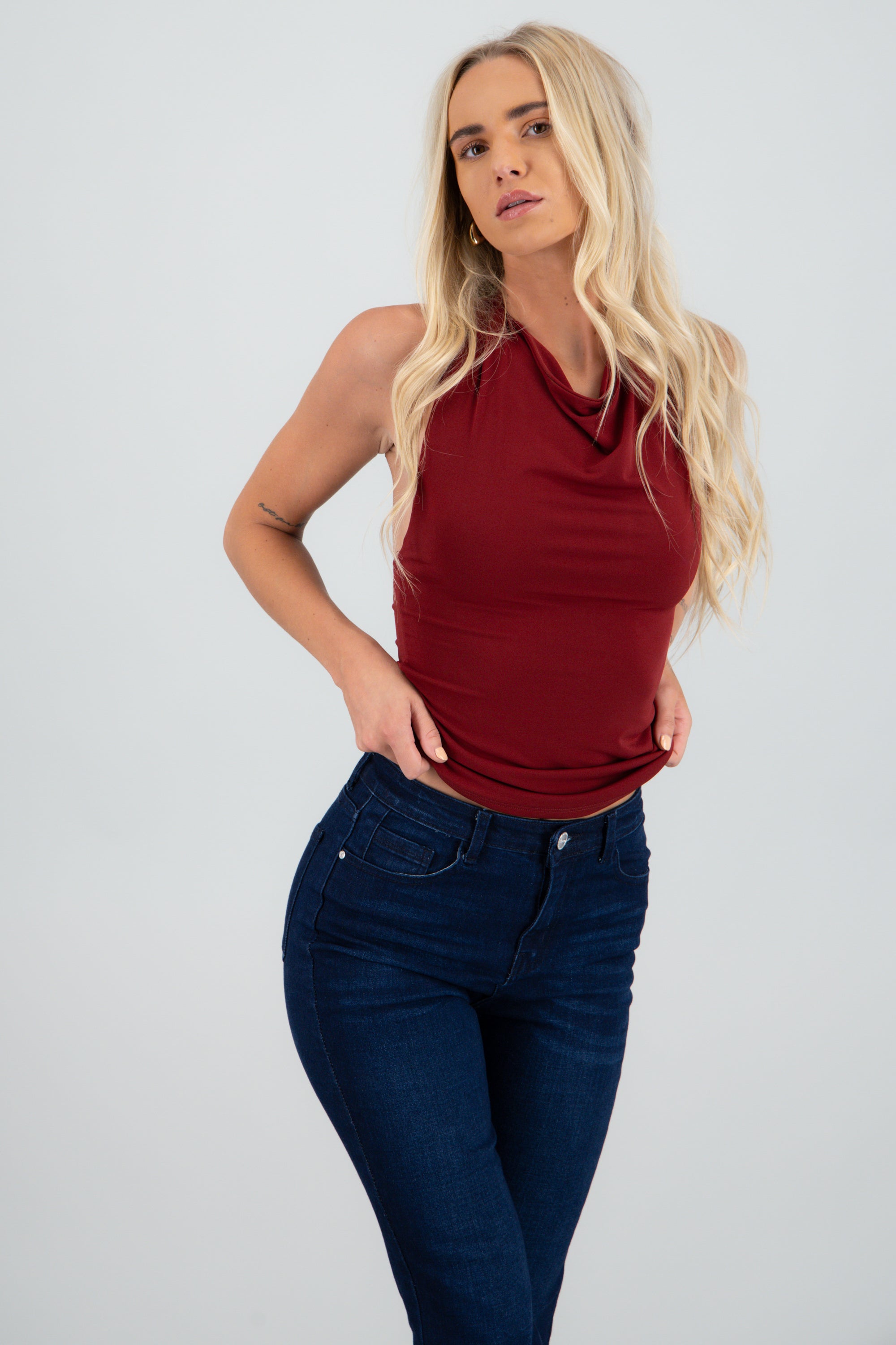 Top cuello cascada halter CIRUELA