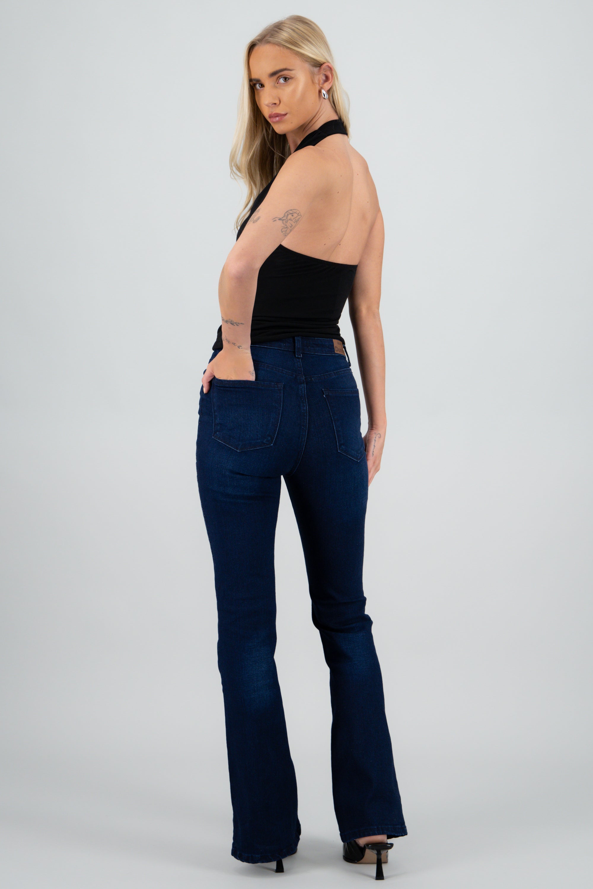 Top cuello cascada halter NEGRO