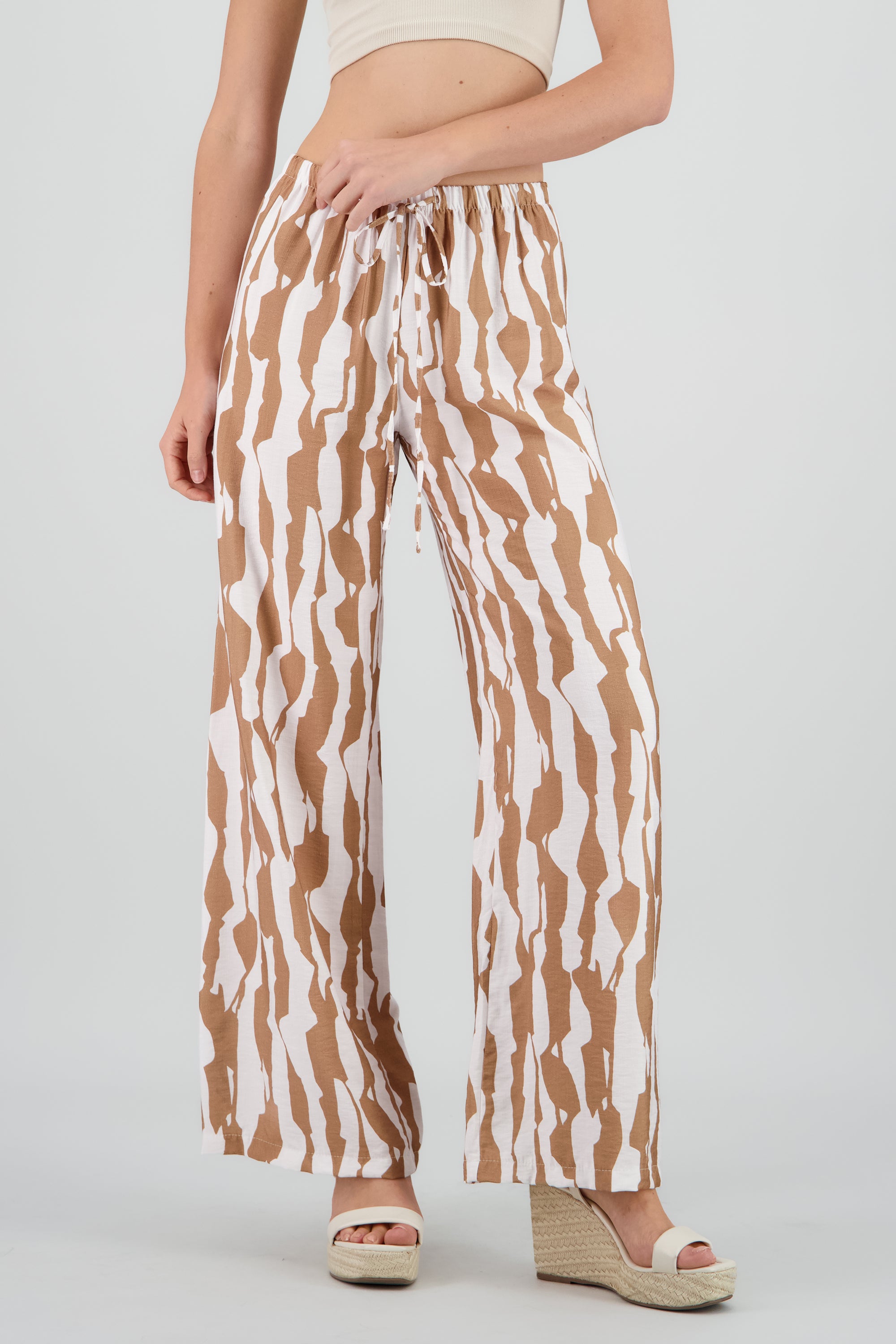 Pantalon estampado grecas fluido CAFE COMBO