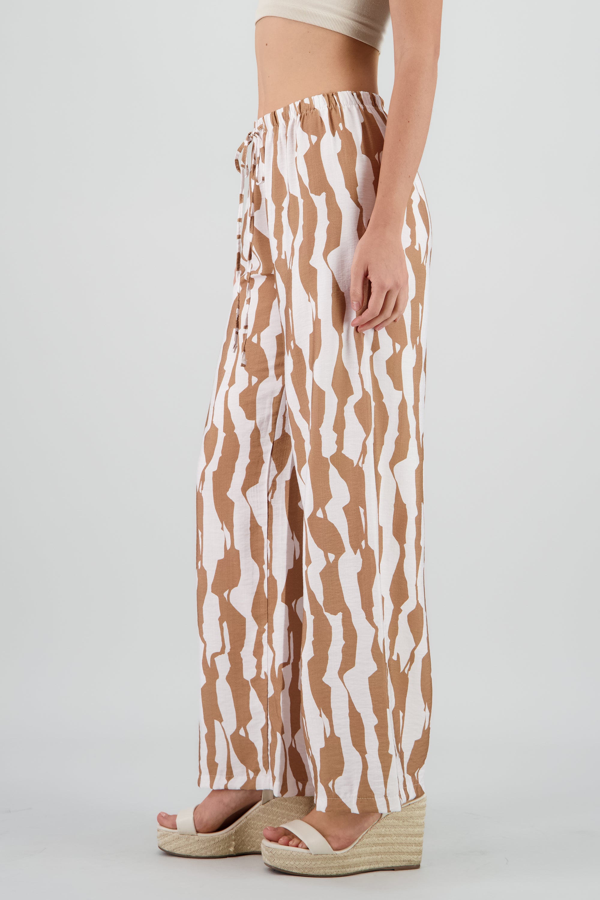 Pantalon estampado grecas fluido CAFE COMBO