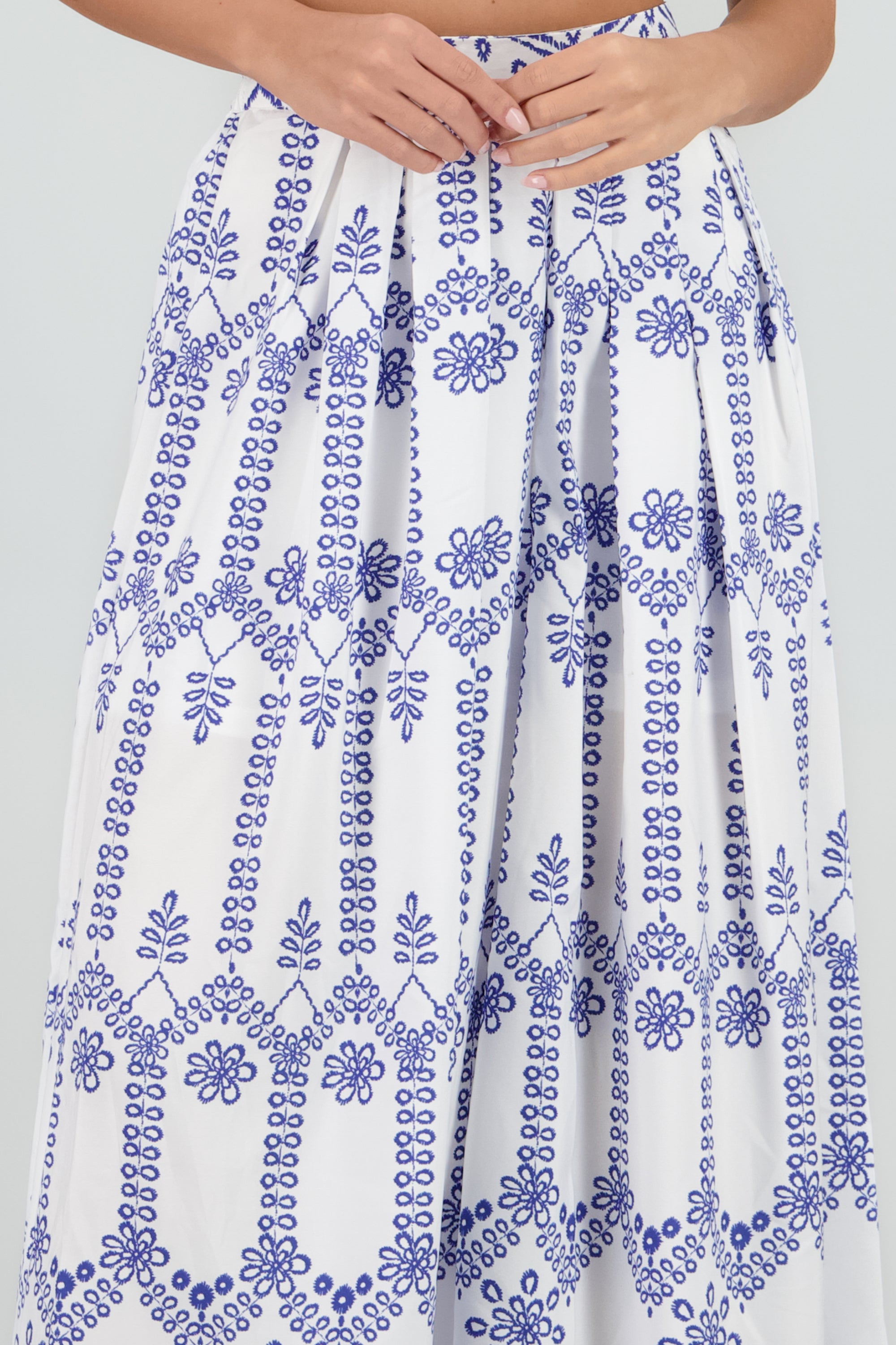 Pantalon amplio bordado con pinzas AZUL COMBO