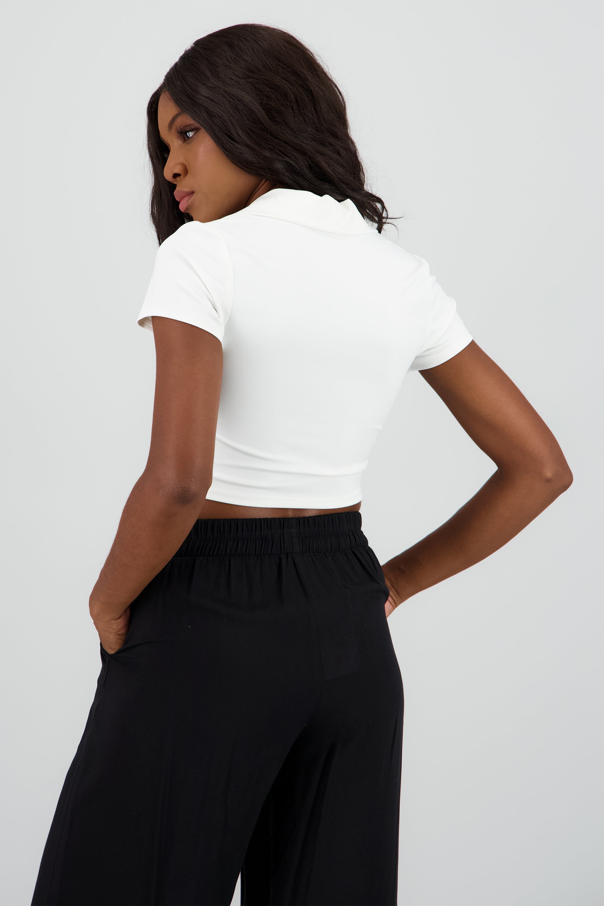Playera crop tipo polo manga corta HUESO