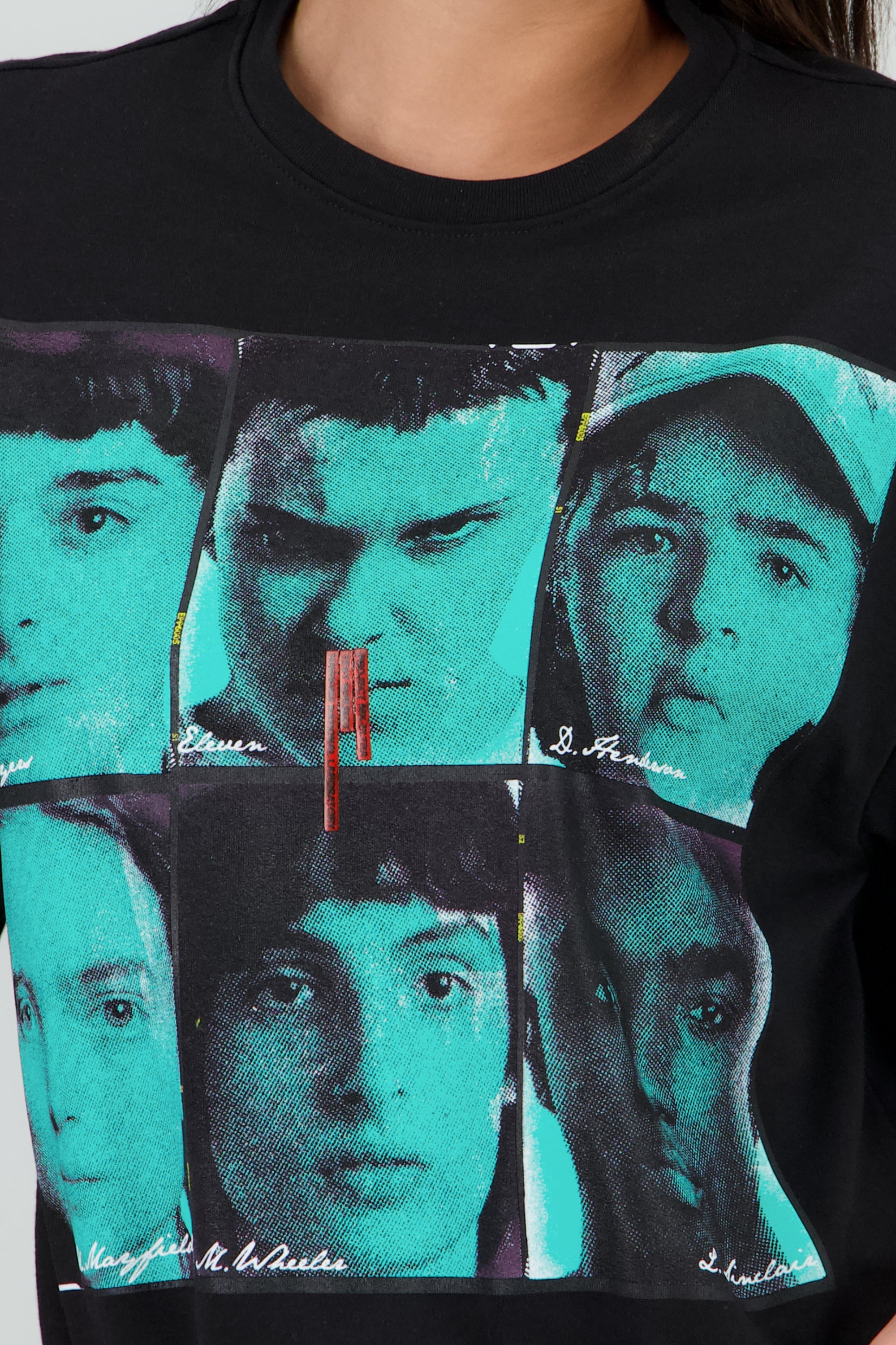Playera over Stranger things caras NEGRO