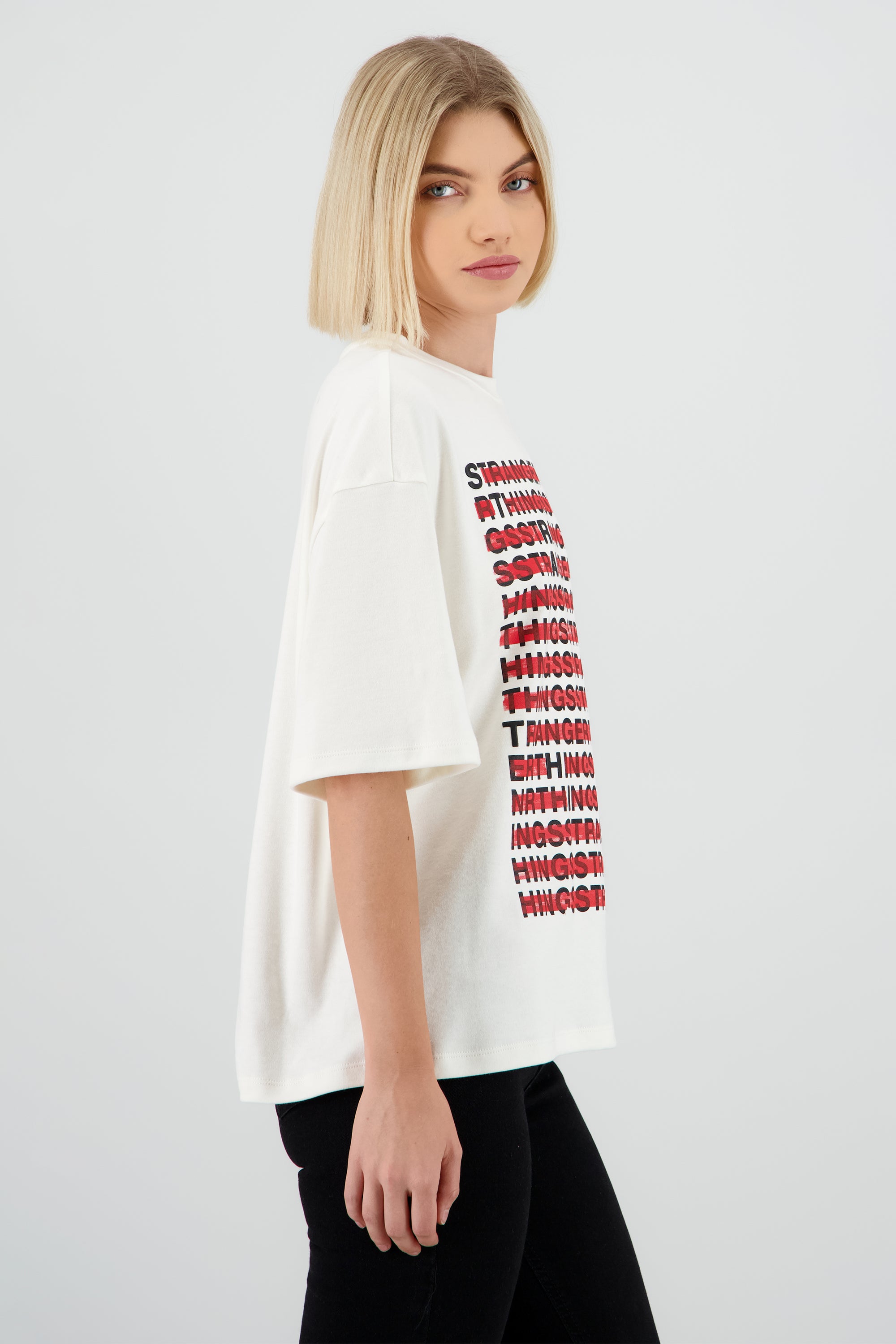Playera stranger things letras HUESO