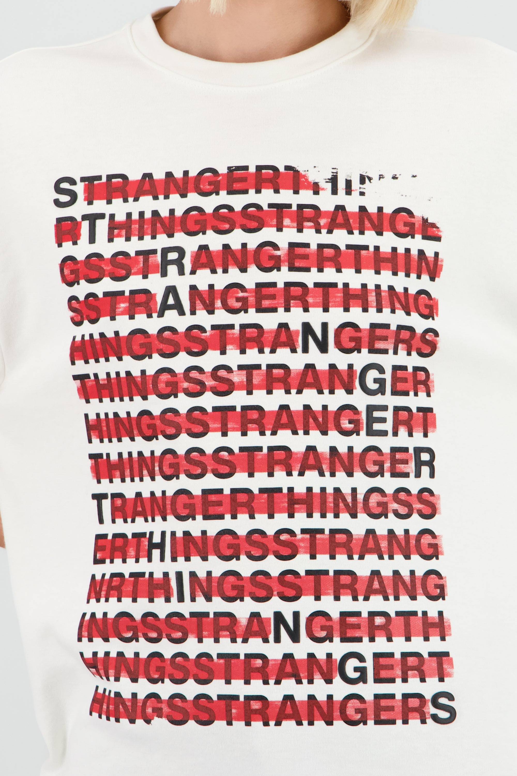 Playera stranger things letras HUESO