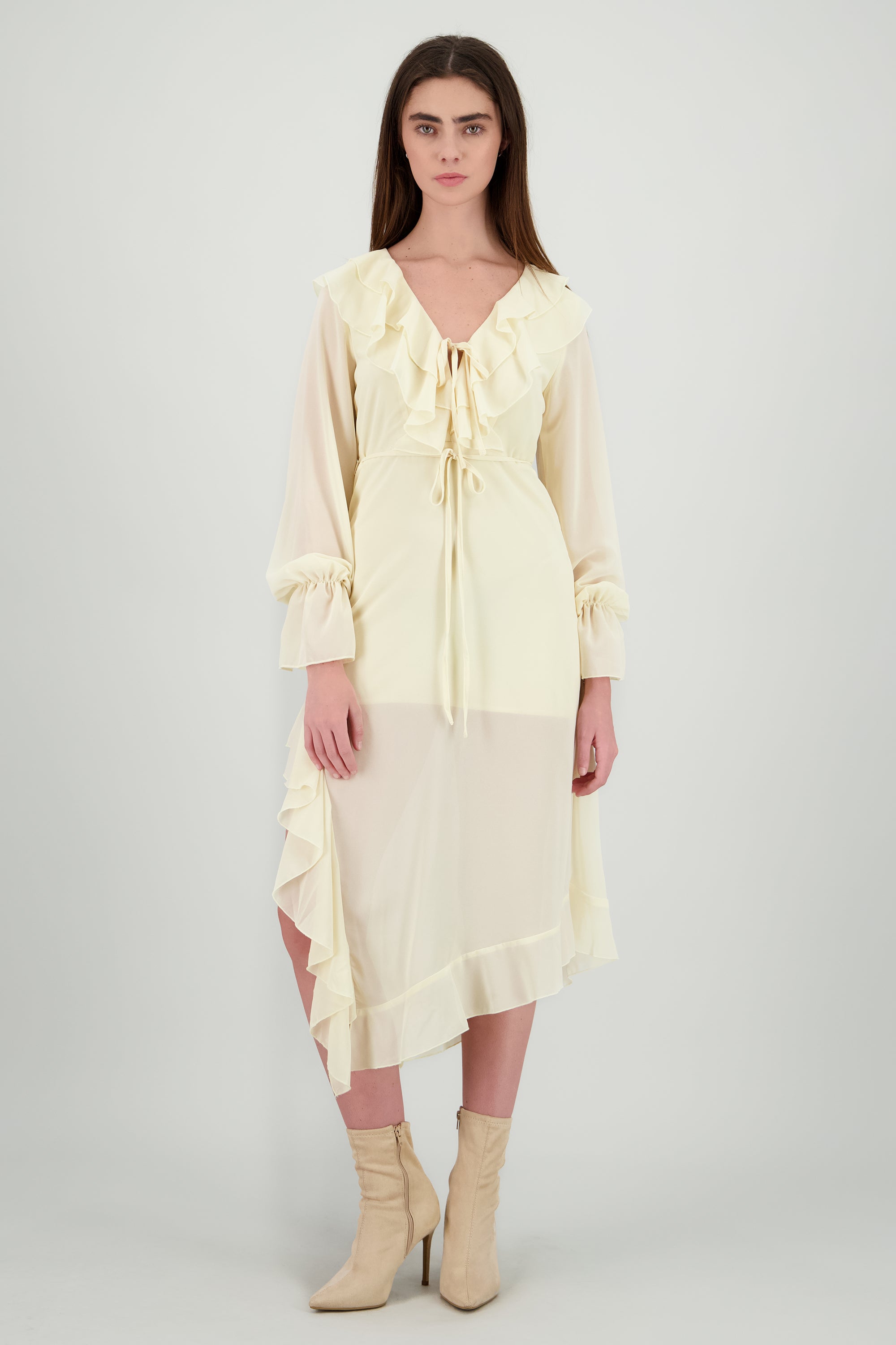 Vestido maxi liso con olanes CREMA