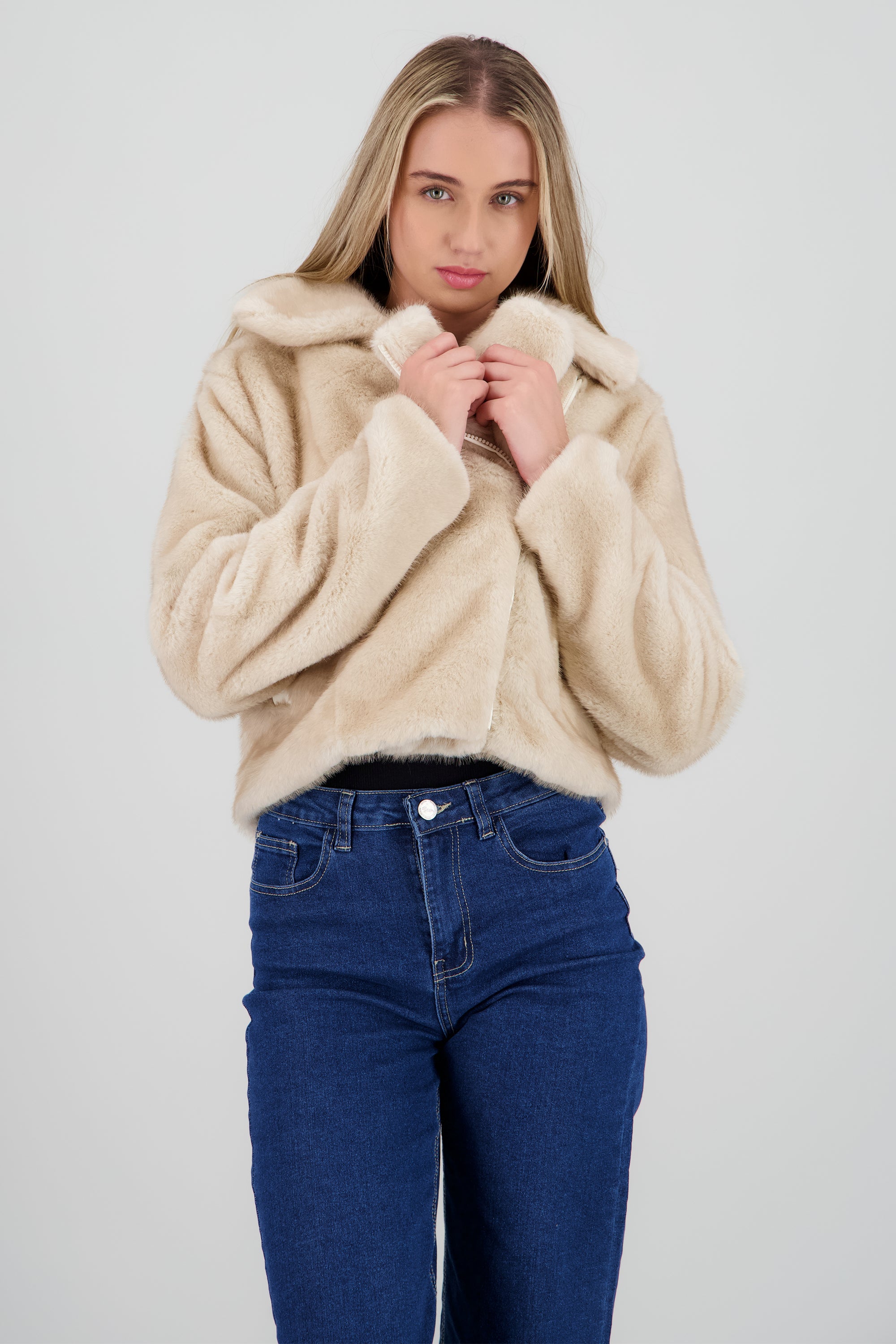 Abrigo corto pelo con cierre y bolsas BEIGE