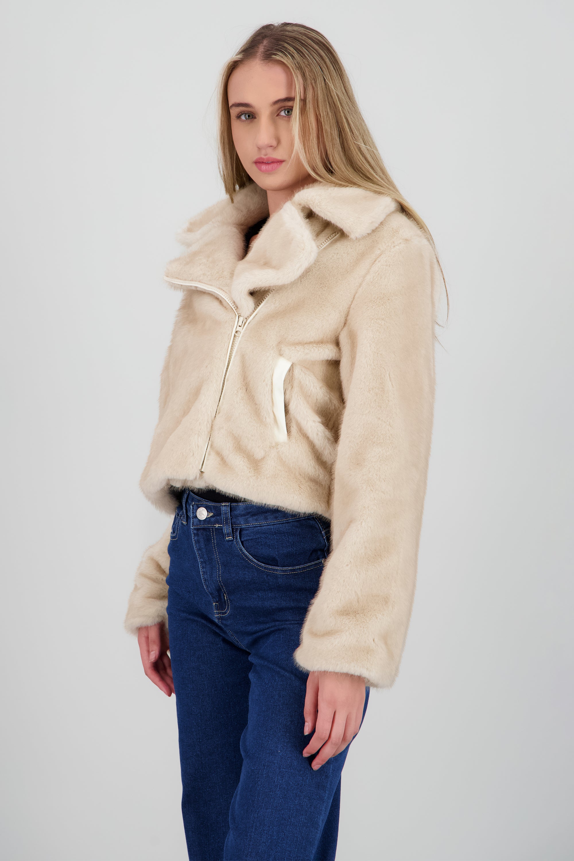 Abrigo corto pelo con cierre y bolsas BEIGE