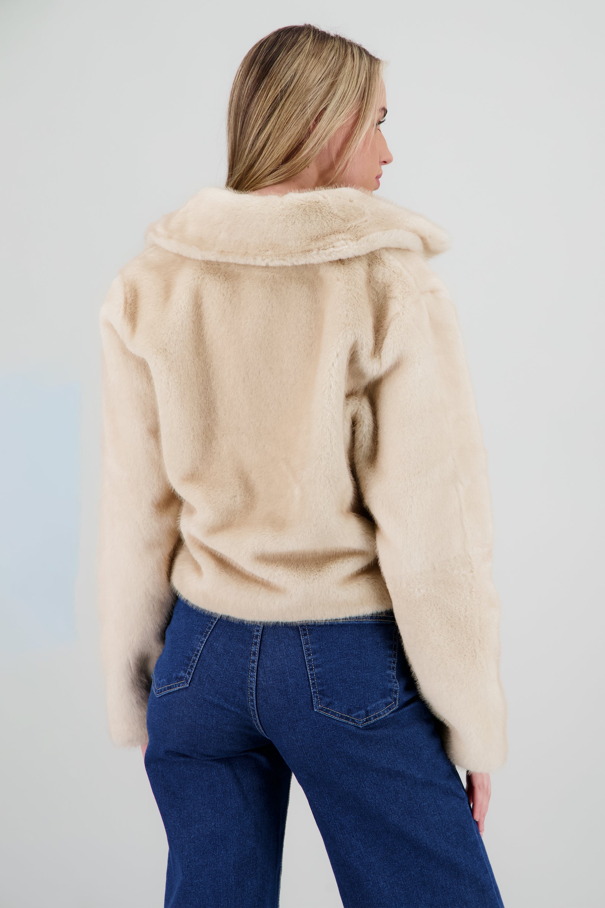 Abrigo corto pelo con cierre y bolsas BEIGE