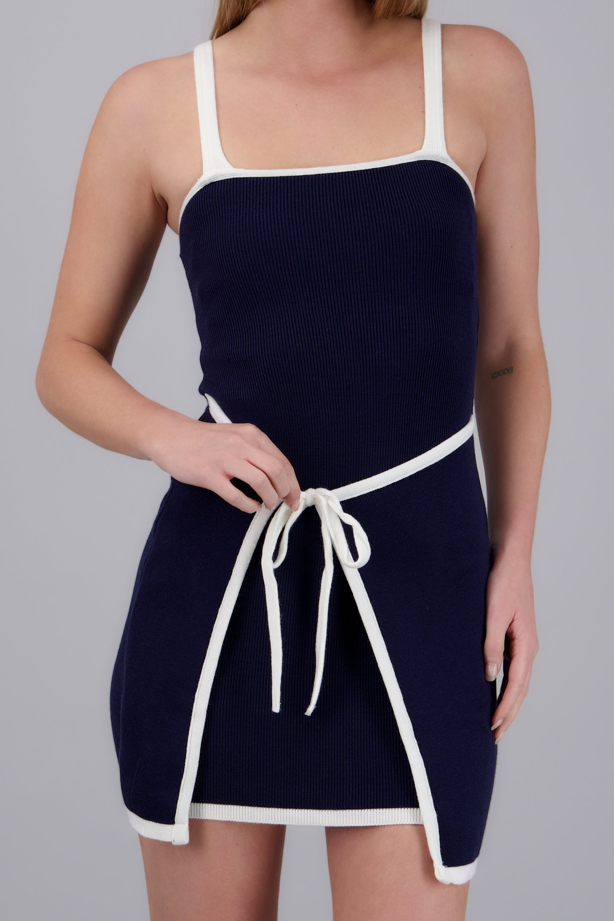 Vestido tirantes contraste detalle laso MARINO