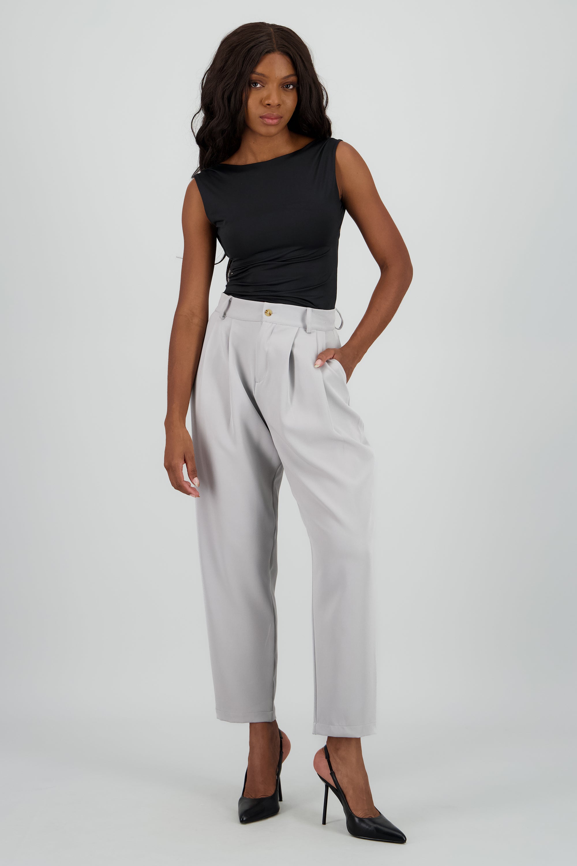 Pantalon bolsas detalle pinzas liso GRIS