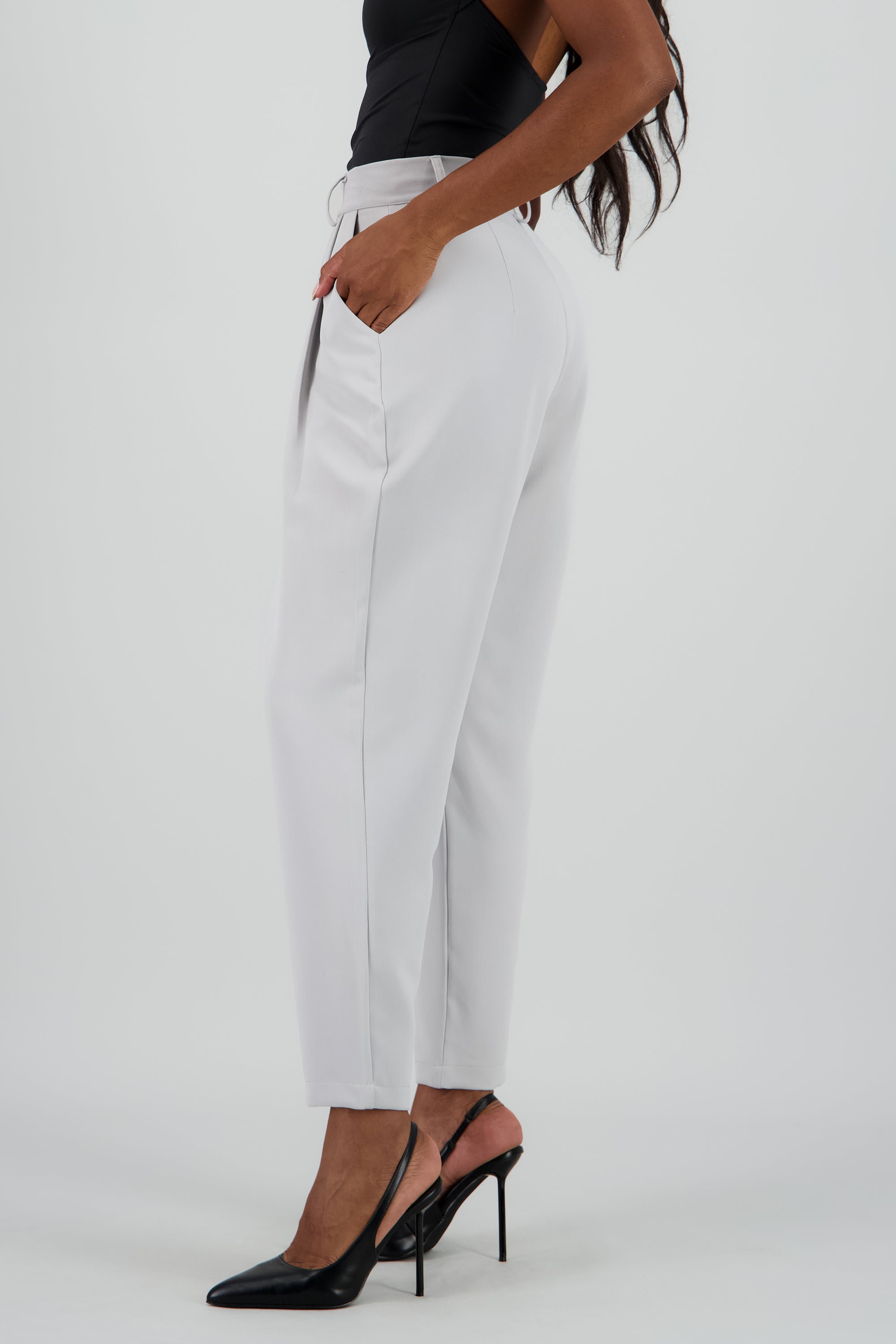 Pantalon bolsas detalle pinzas liso GRIS