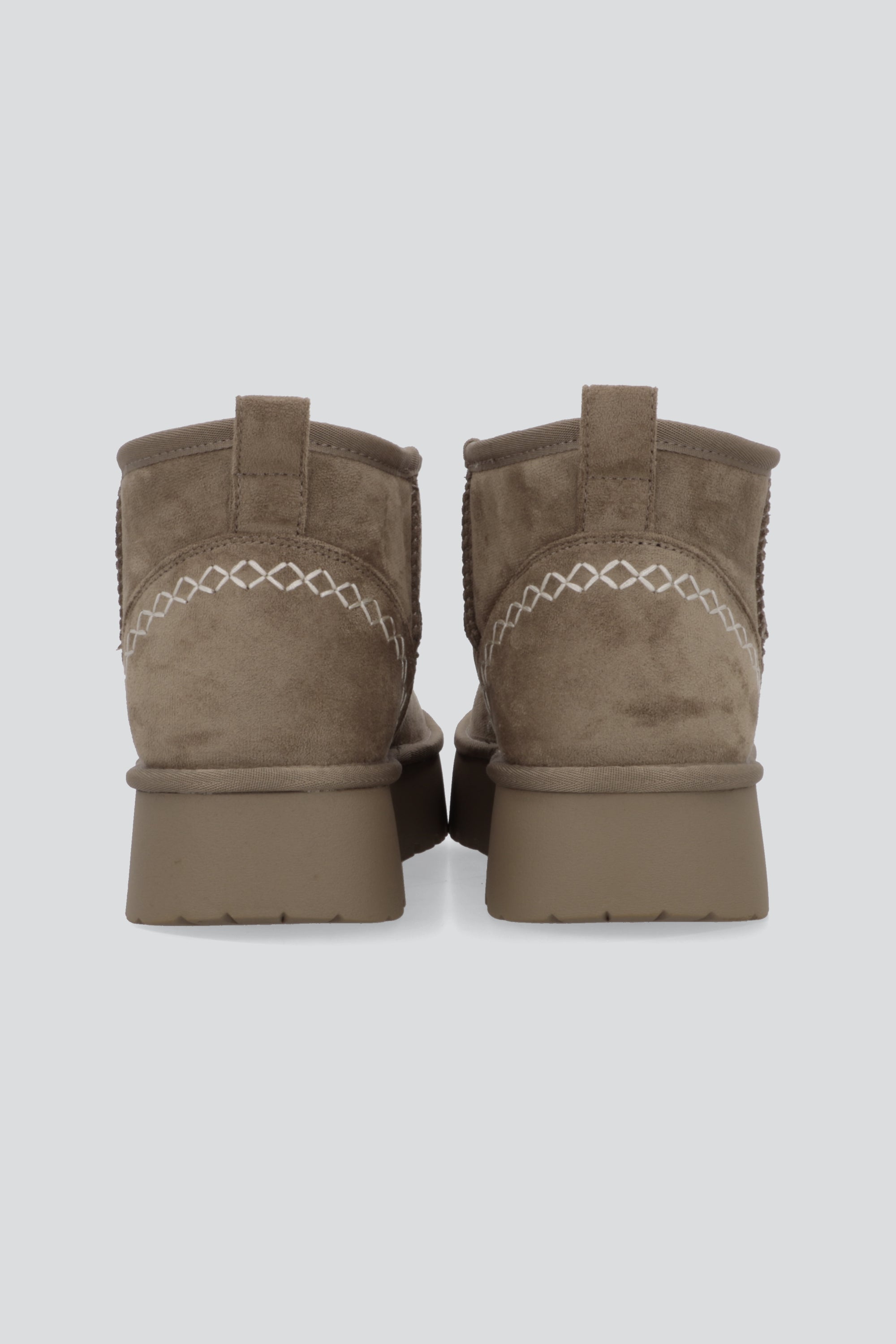 Bota invierno corta detalle costura TAUPE