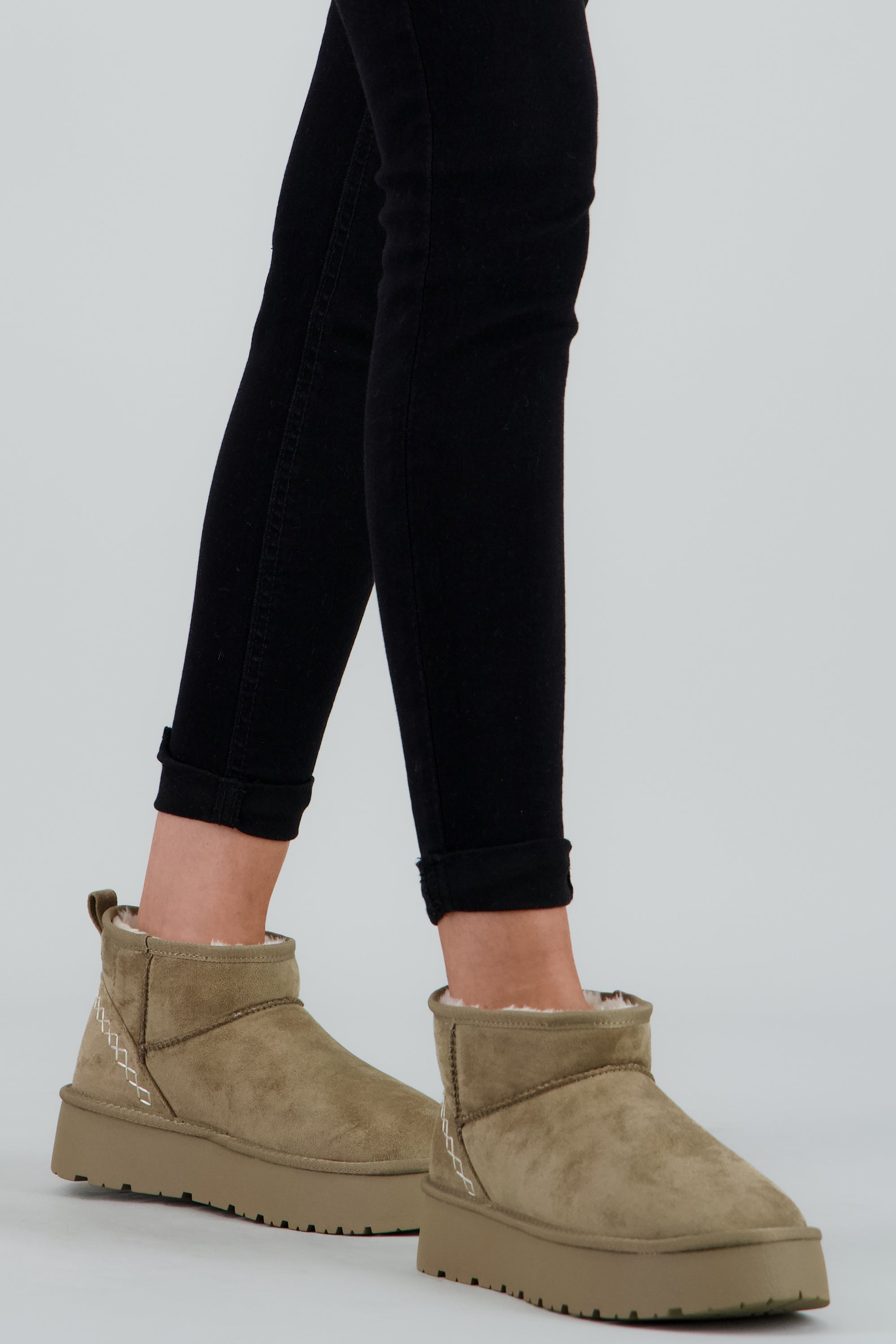 Bota invierno corta detalle costura TAUPE