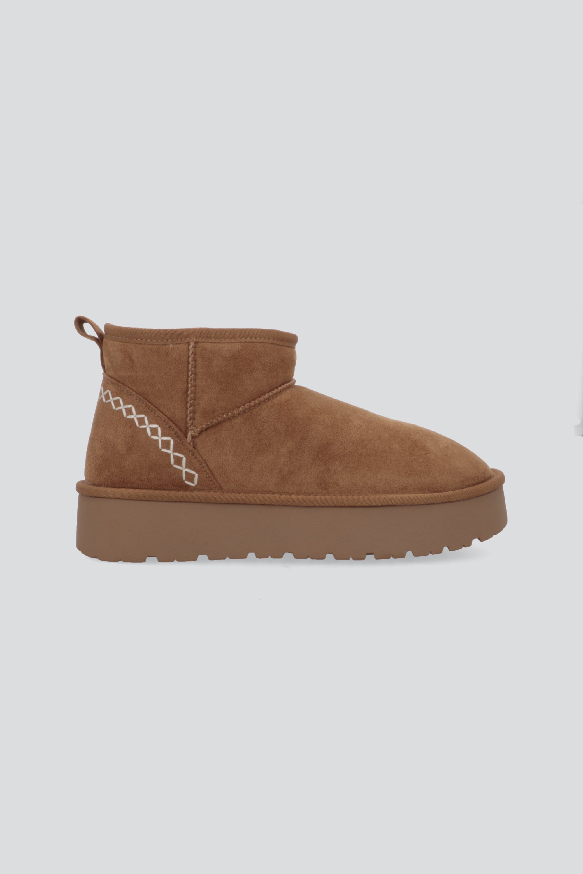 Bota invierno corta detalle costura CAMELLO