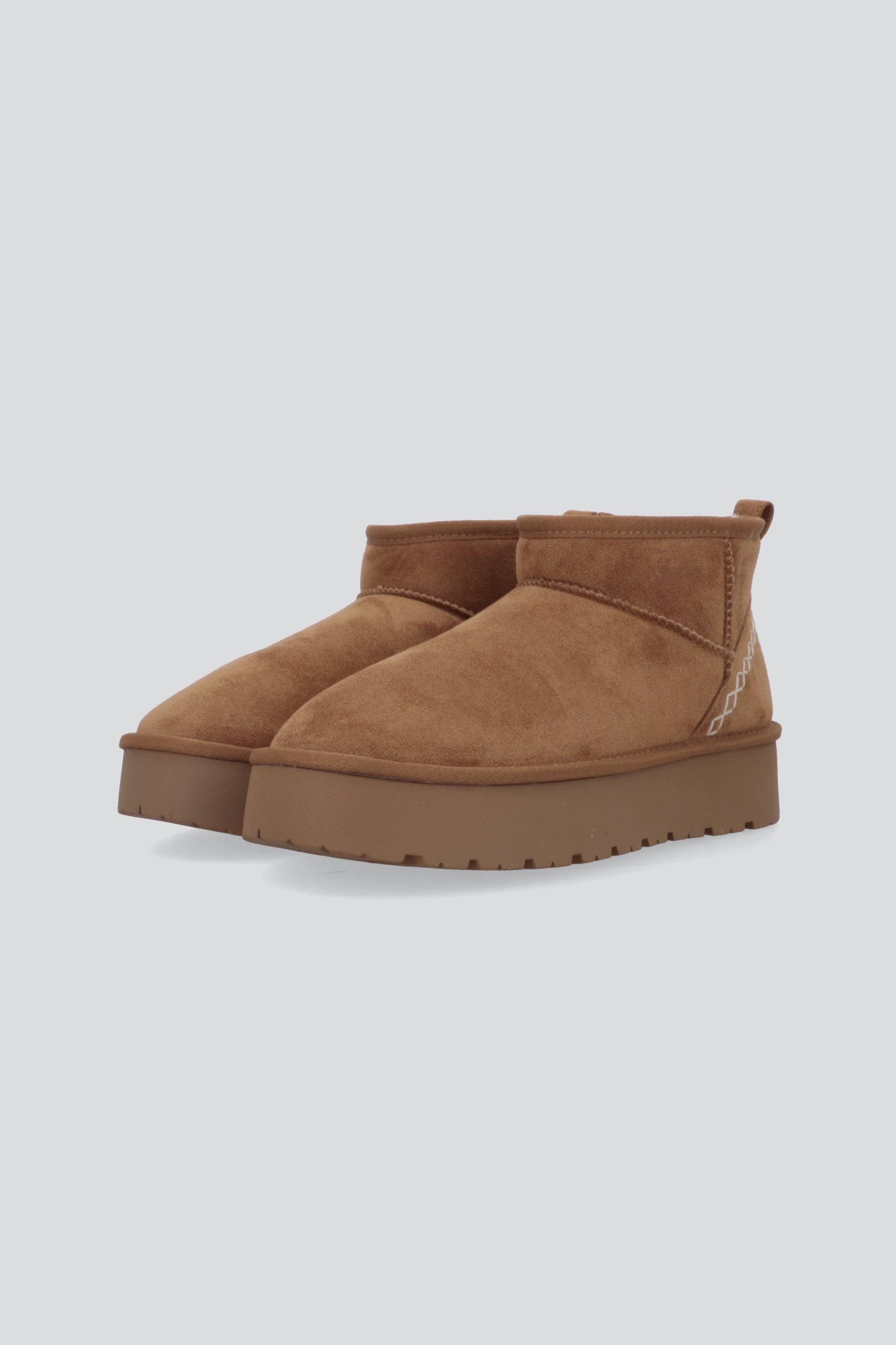Bota invierno corta detalle costura CAMELLO