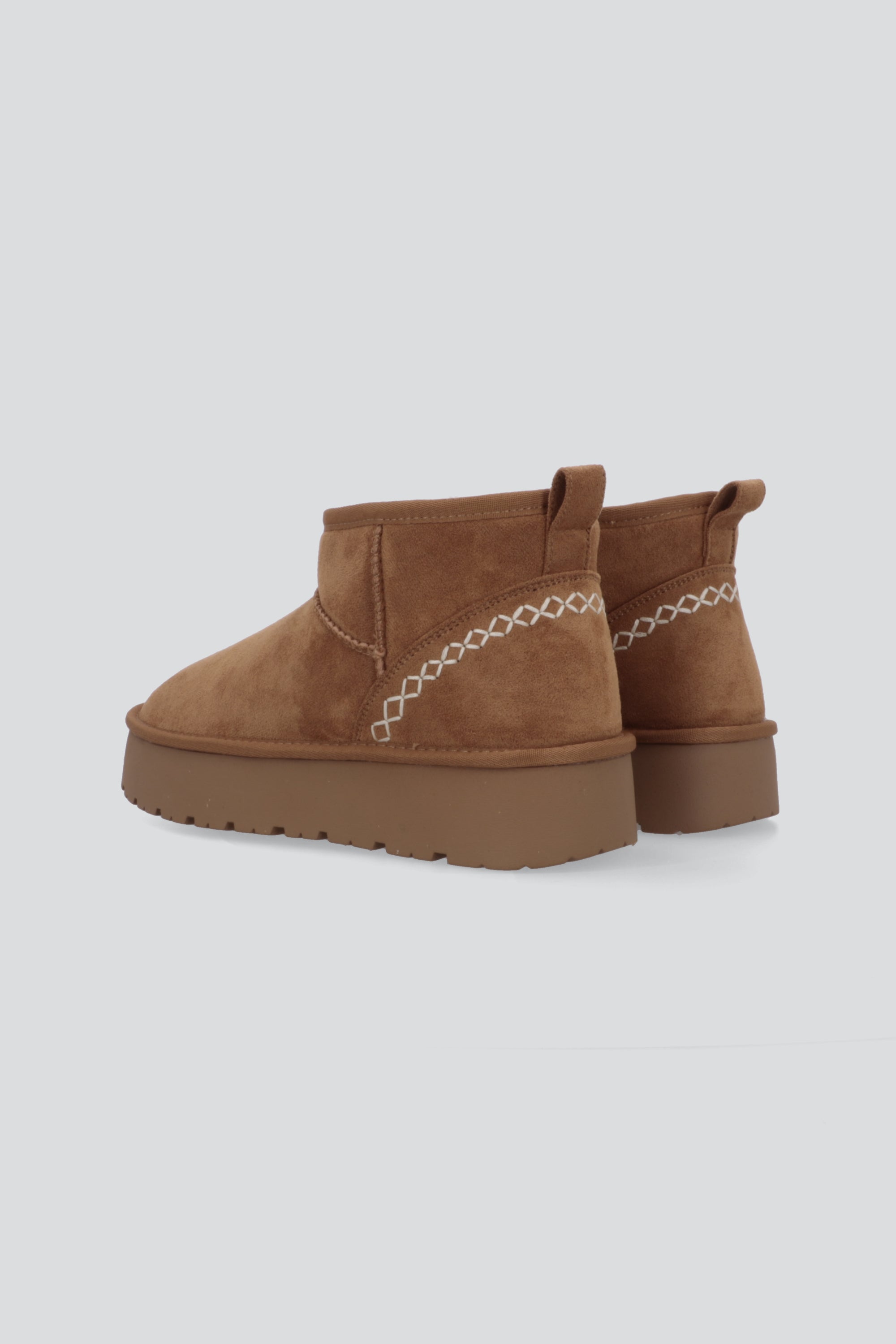 Bota invierno corta detalle costura CAMELLO