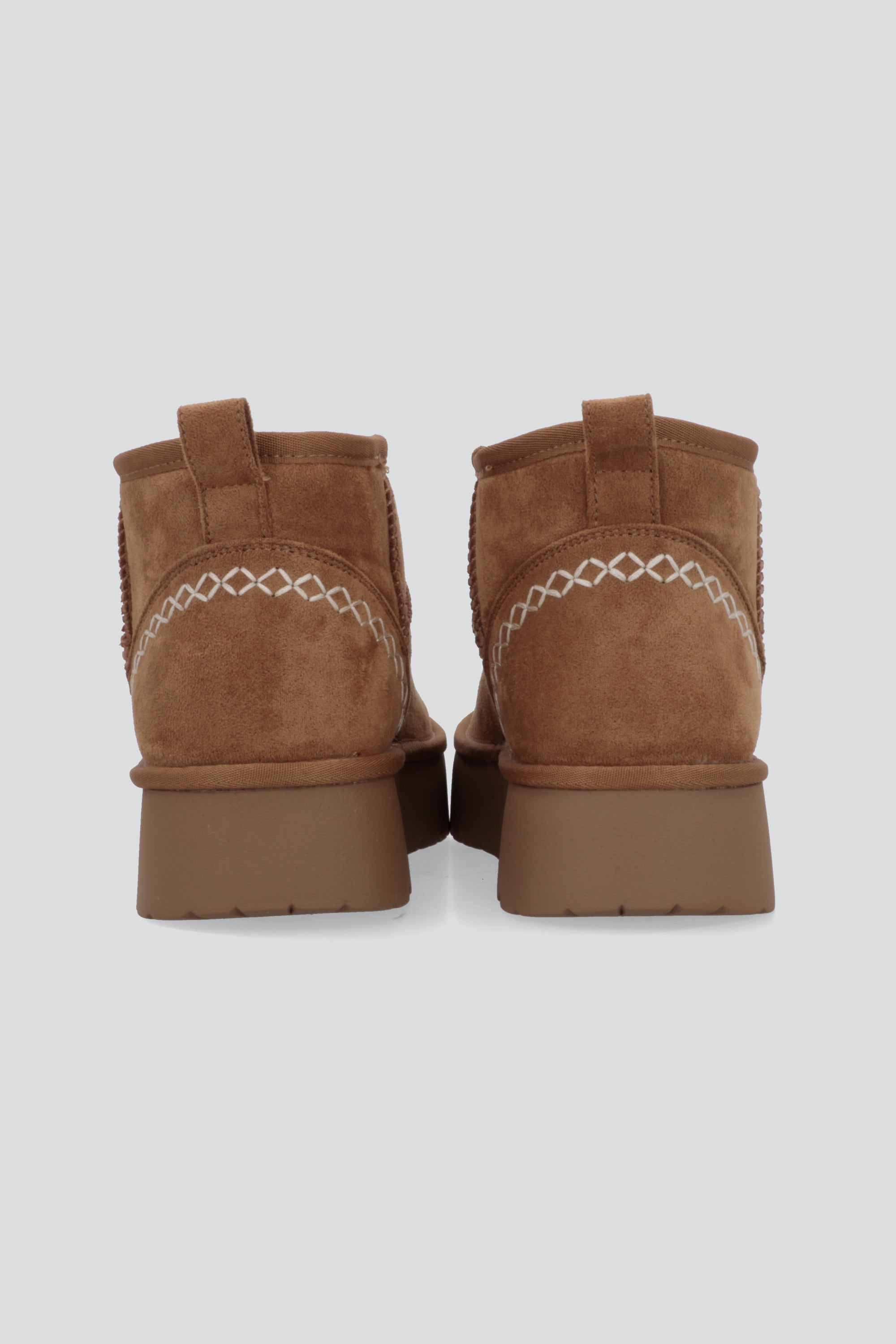 Bota invierno corta detalle costura CAMELLO