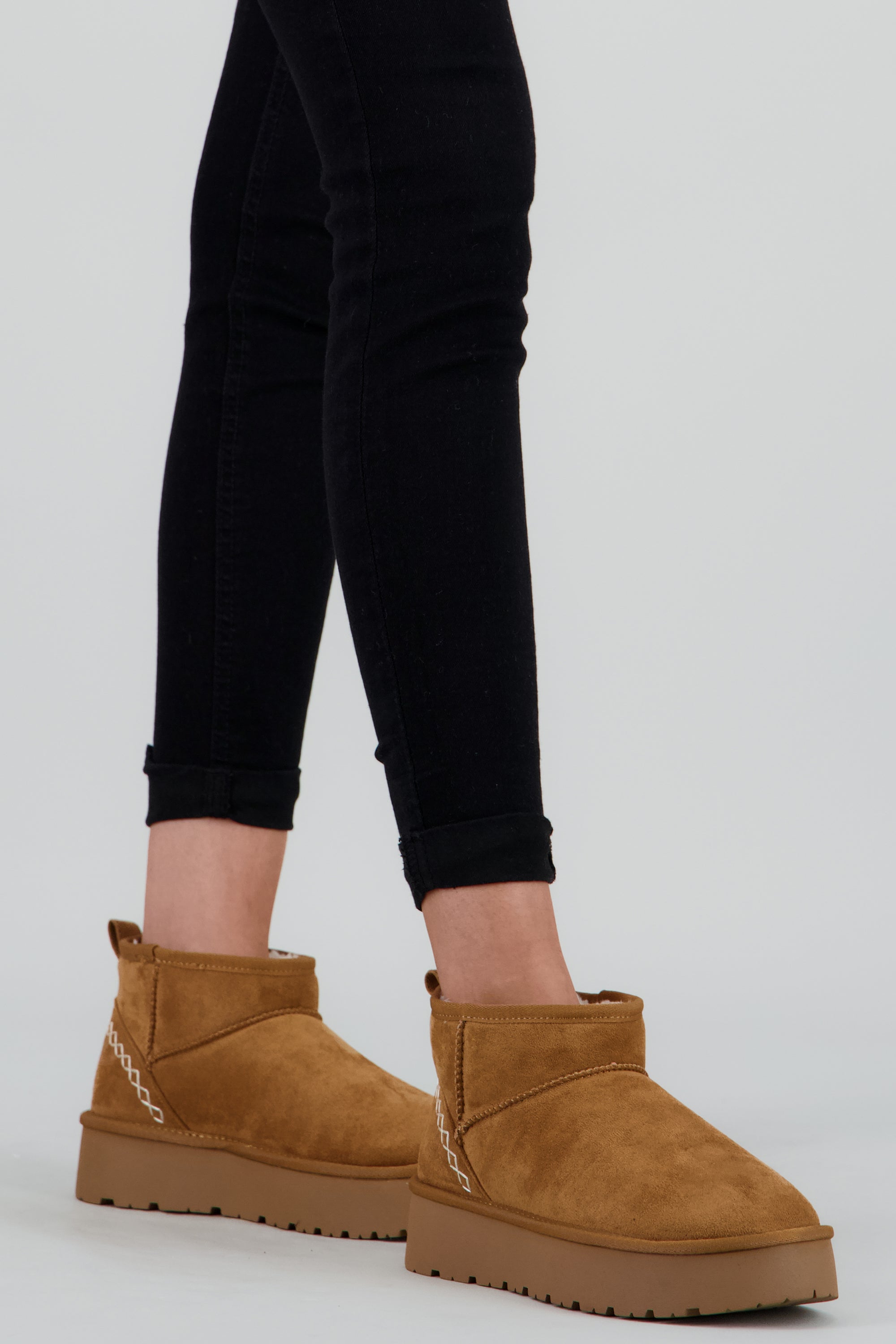 Bota invierno corta detalle costura CAMELLO