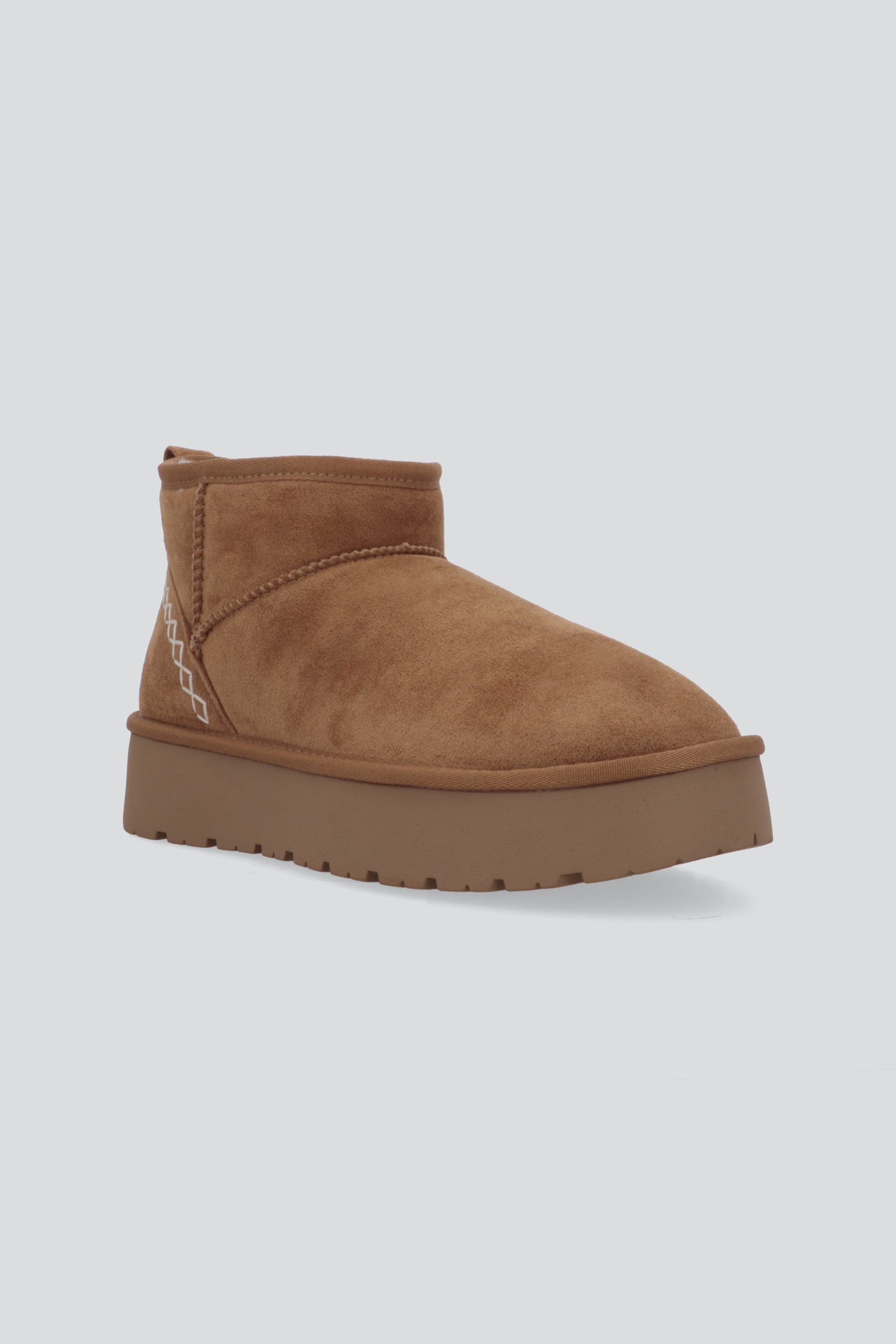 Bota invierno corta detalle costura CAMELLO