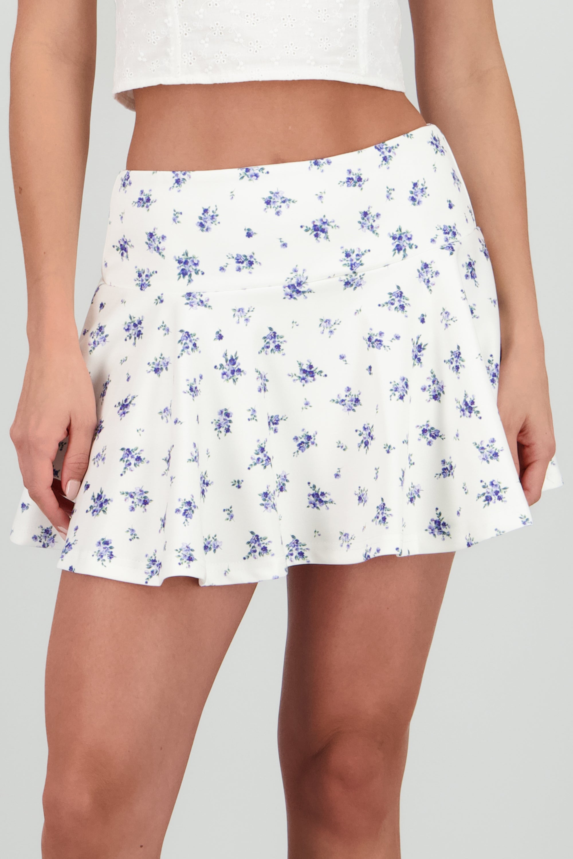 Falda short skater estampado flores BLANCO COMBO