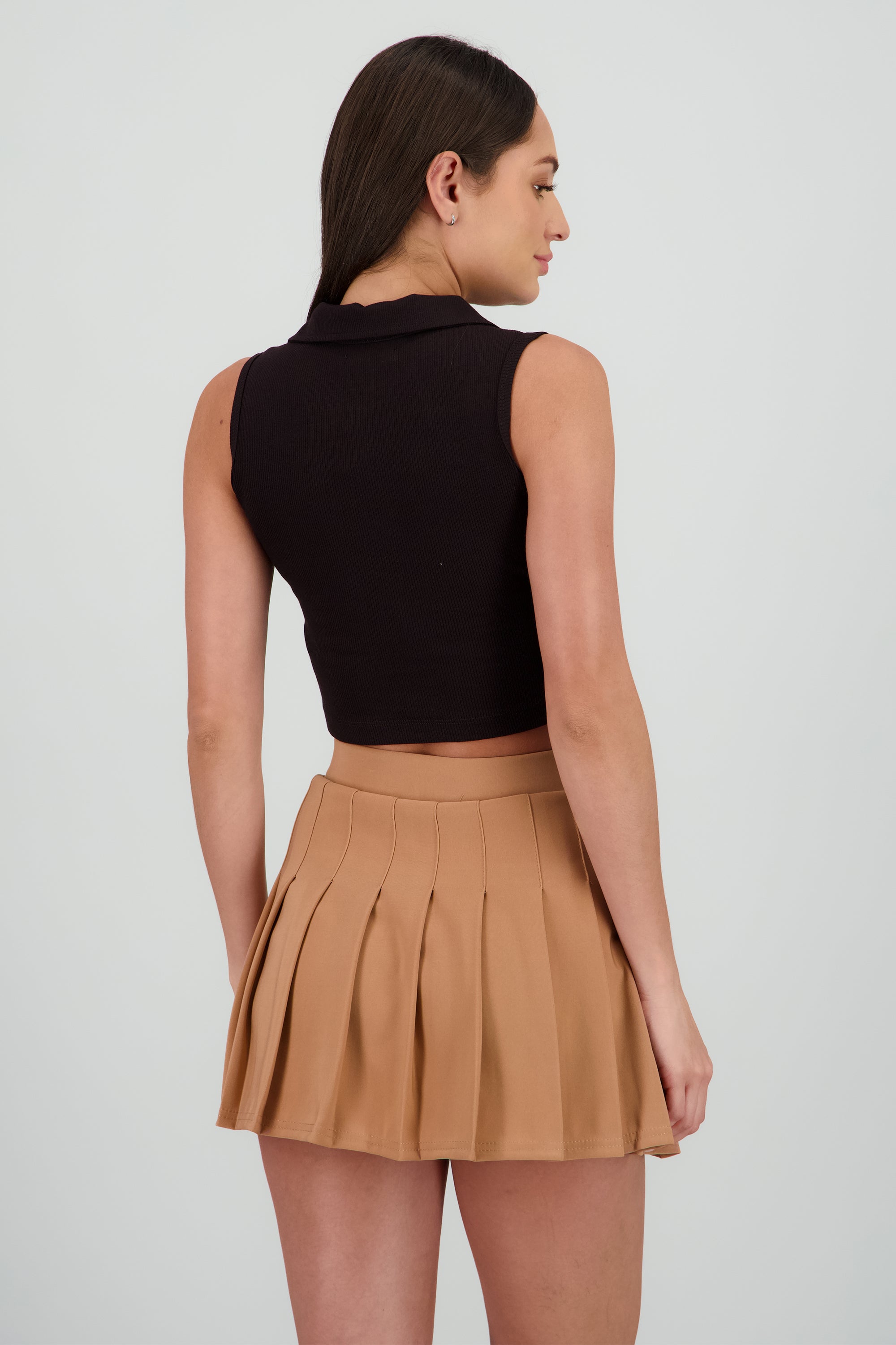 Top sin mangas de rib cuello polo CHOCOLATE